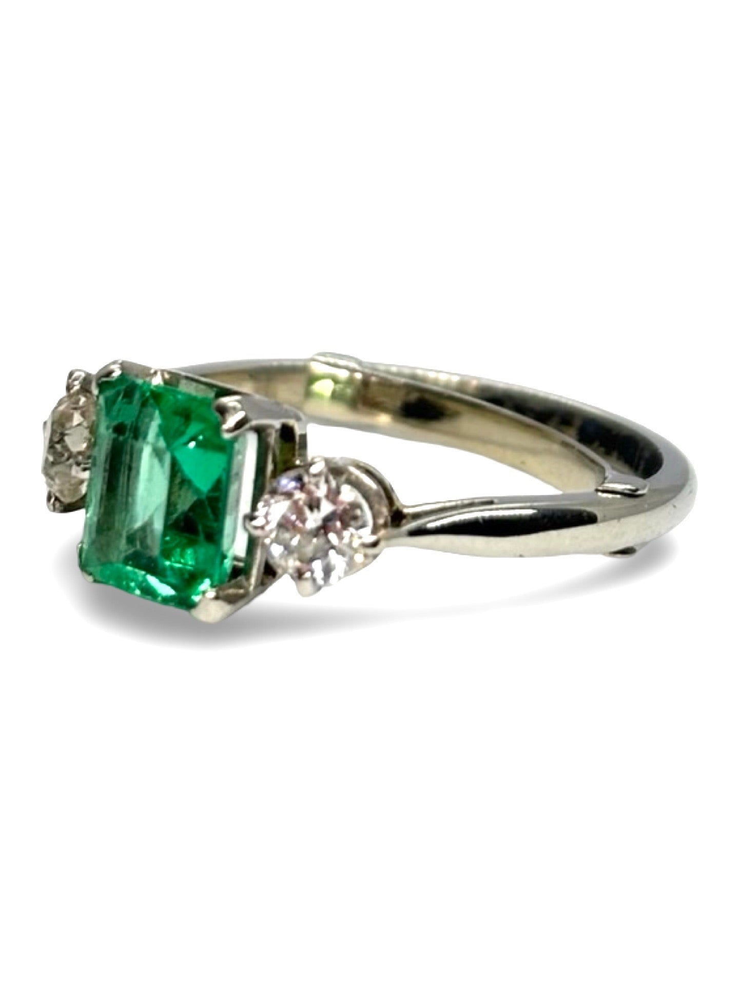 Bague ancienne en or blanc 18 carats ornée d’une émeraude de 0,80 carat et de diamants totalisant 0,30 carat. Ce bijou de style vintage séduit par son charme intemporel, l’intensité du vert de l’émeraude et l’éclat délicat des diamants. Élégante et raffinée, cette bague ancienne incarne le caractère, la féminité et le prestige d’une joaillerie de tradition.