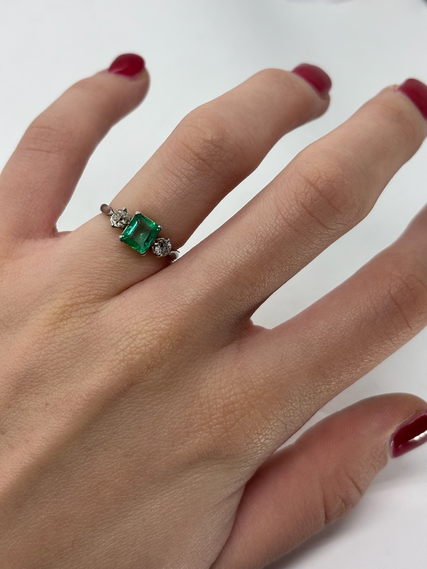 Bague ancienne en or blanc 18 carats ornée d’une émeraude de 0,80 carat et de diamants totalisant 0,30 carat. Ce bijou de style vintage séduit par son charme intemporel, l’intensité du vert de l’émeraude et l’éclat délicat des diamants. Élégante et raffinée, cette bague ancienne incarne le caractère, la féminité et le prestige d’une joaillerie de tradition.