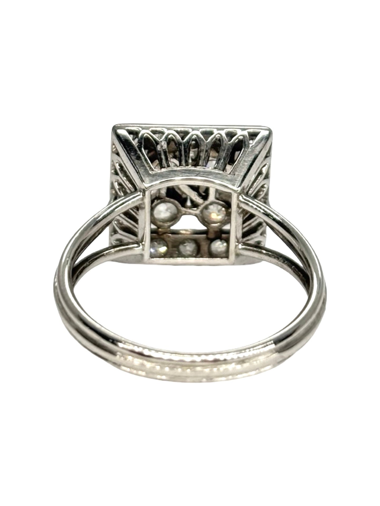 Bague ancienne en or blanc 18 carats sertie de diamants pour un poids total d’environ 1 carat. Ce bijou raffiné au charme vintage séduit par son éclat intemporel et son élégance délicate. Idéale pour une bague de fiançailles ancienne ou un bijou de collection, elle allie authenticité, prestige et sophistication dans un style classique et lumineux.