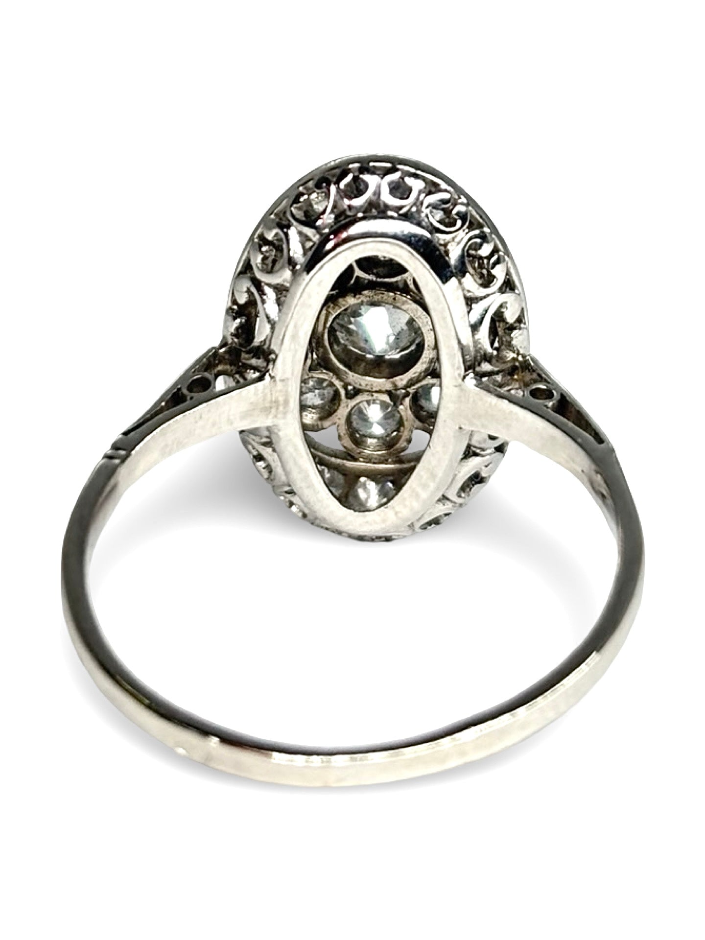 Bague ancienne en or blanc sertie de diamants totalisant 0,50 carat. Bijou vintage élégant au style intemporel, mettant en valeur l’éclat naturel des pierres et le raffinement du travail ancien. Idéale comme bague de caractère, bague de fiançailles ou cadeau précieux, elle séduit par son charme authentique, sa finesse et son allure joaillière classique et durable.