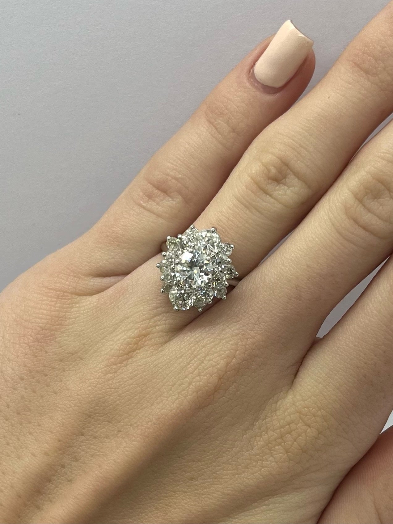 Bague ancienne en or blanc ornée d’un somptueux diamant central naturel de 1,10 carat, accompagné de 16 diamants en taille ancienne. Ce bijou d’exception associe l’élégance intemporelle du passé à l’éclat d’une taille moderne. Avec ses 2 petits diamants de 0,40 carat et 14 diamants de 0,10 carat, cette bague raffinée est un véritable trésor pour les amateurs de joaillerie vintage et de pièces uniques. Parfaite pour une occasion spéciale ou une collection précieuse.