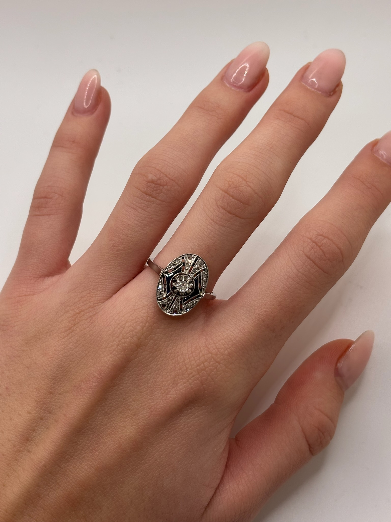 Bague ancienne en or blanc sertie de saphirs bleus et de diamants totalisant 0,25 carat. Bijou vintage au charme intemporel, inspiré des styles anciens, mettant en valeur le contraste entre l’éclat des diamants et la profondeur des saphirs. Idéale pour collection, cadeau ou bague de caractère, elle incarne l’élégance, le raffinement et l’authenticité de la joaillerie ancienne.