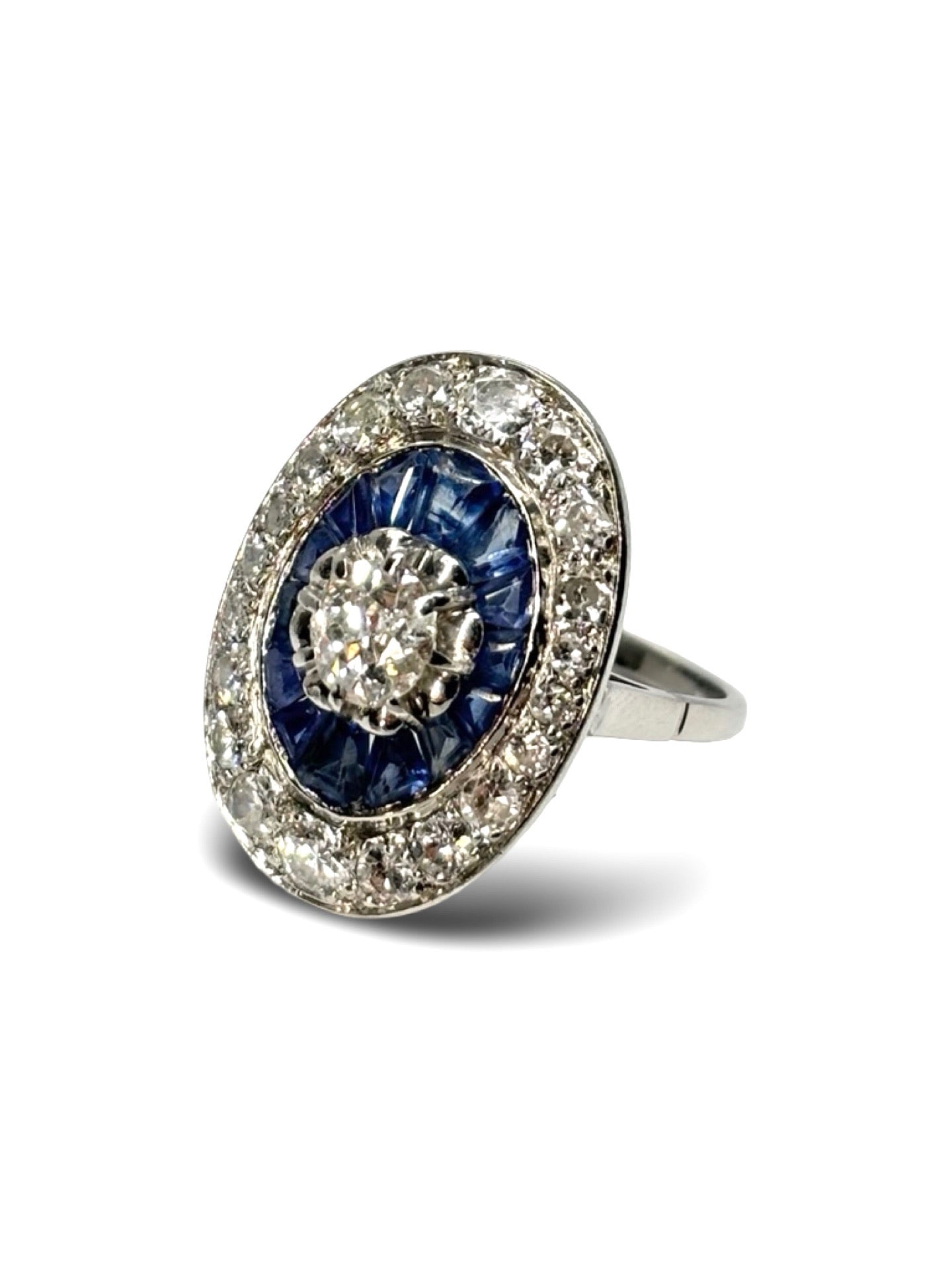 Bague ancienne en or blanc ornée de saphirs et de diamants totalisant 1,6 carat. Ce bijou raffiné allie l’élégance intemporelle de l’or blanc à l’éclat des diamants et la profondeur du bleu des saphirs. Parfaite pour une occasion spéciale ou pour compléter une collection de joaillerie vintage, elle incarne luxe et authenticité.