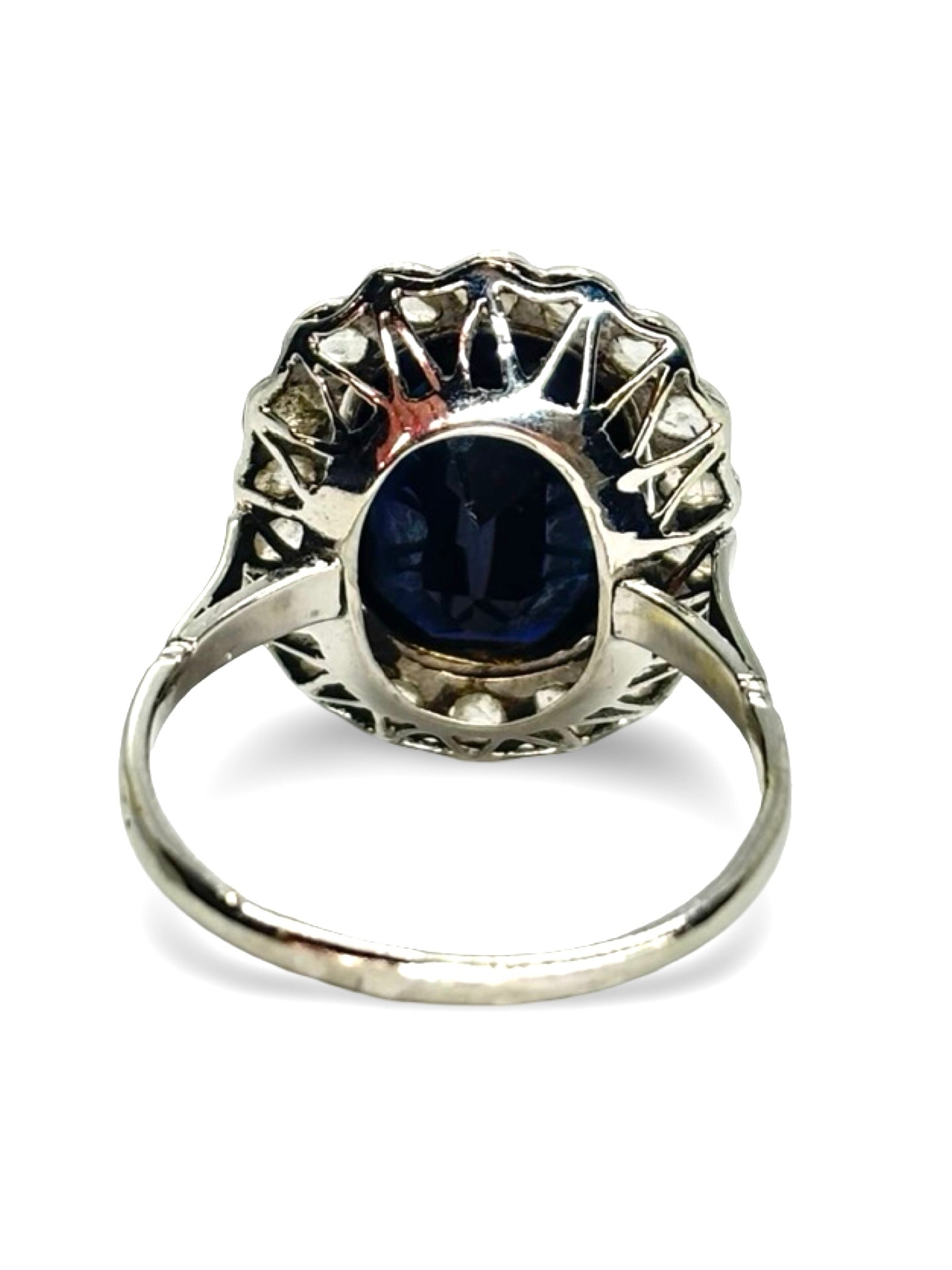 Bague ancienne en or blanc 18 carats sertie d’un saphir naturel de 5 carats, accompagné de diamants pour un poids total de 0,60 carat. Bijou de style vintage au charme intemporel, mettant en valeur l’intensité du saphir et l’éclat des diamants grâce à un sertissage raffiné. Pièce élégante et précieuse, idéale pour les amateurs de joaillerie ancienne et de bijoux de caractère.