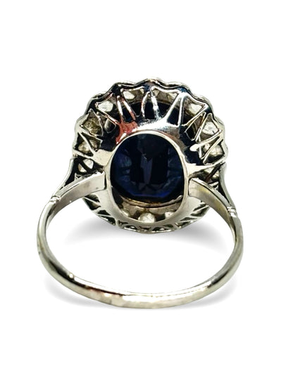 Bague ancienne en or blanc 18 carats sertie d’un saphir naturel de 5 carats, accompagné de diamants pour un poids total de 0,60 carat. Bijou de style vintage au charme intemporel, mettant en valeur l’intensité du saphir et l’éclat des diamants grâce à un sertissage raffiné. Pièce élégante et précieuse, idéale pour les amateurs de joaillerie ancienne et de bijoux de caractère.