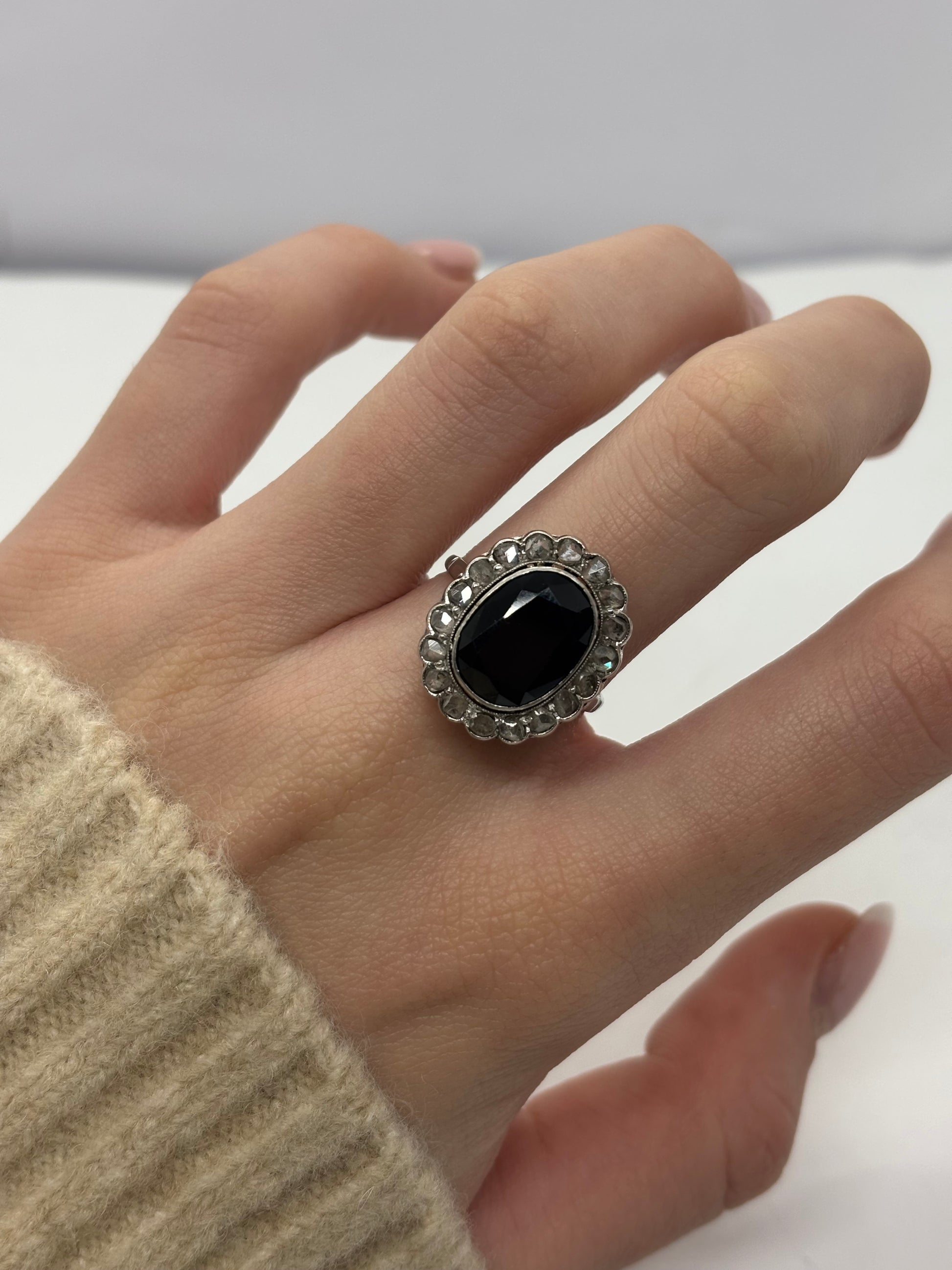 Bague ancienne en or blanc 18 carats sertie d’un saphir naturel de 5 carats, accompagné de diamants pour un poids total de 0,60 carat. Bijou de style vintage au charme intemporel, mettant en valeur l’intensité du saphir et l’éclat des diamants grâce à un sertissage raffiné. Pièce élégante et précieuse, idéale pour les amateurs de joaillerie ancienne et de bijoux de caractère.