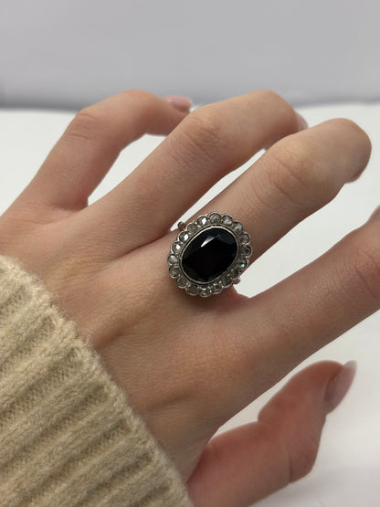 Bague ancienne en or blanc 18 carats sertie d’un saphir naturel de 5 carats, accompagné de diamants pour un poids total de 0,60 carat. Bijou de style vintage au charme intemporel, mettant en valeur l’intensité du saphir et l’éclat des diamants grâce à un sertissage raffiné. Pièce élégante et précieuse, idéale pour les amateurs de joaillerie ancienne et de bijoux de caractère.