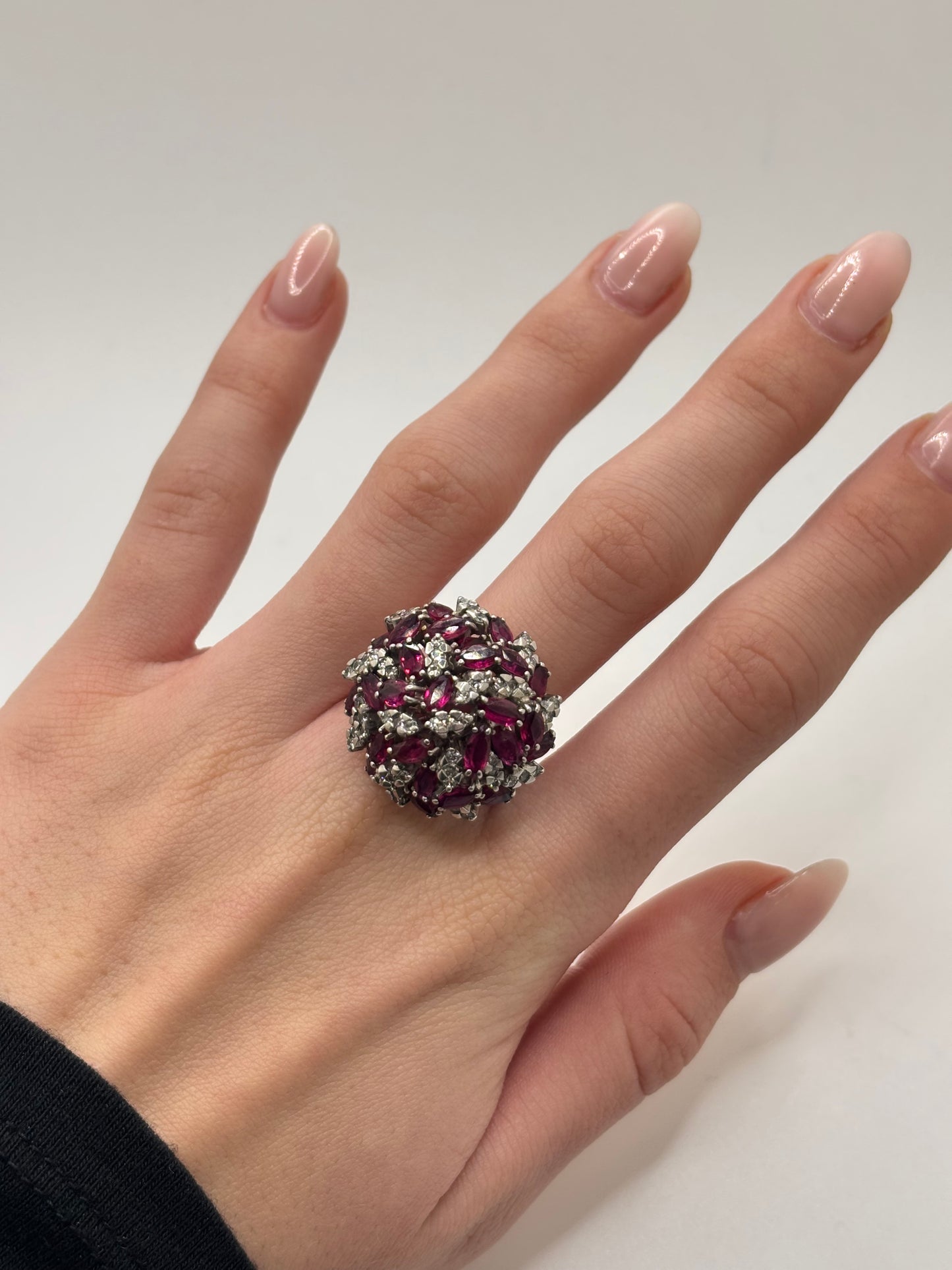 Bague ancienne en or blanc sertie de diamants totalisant 0,35 carat et de rubis. Ce bijou vintage séduit par son élégance intemporelle et l’harmonie entre l’éclat des diamants et la profondeur du rubis. Une bague de caractère, idéale pour les amateurs de joaillerie ancienne, de pierres précieuses et de pièces uniques au charme authentique.