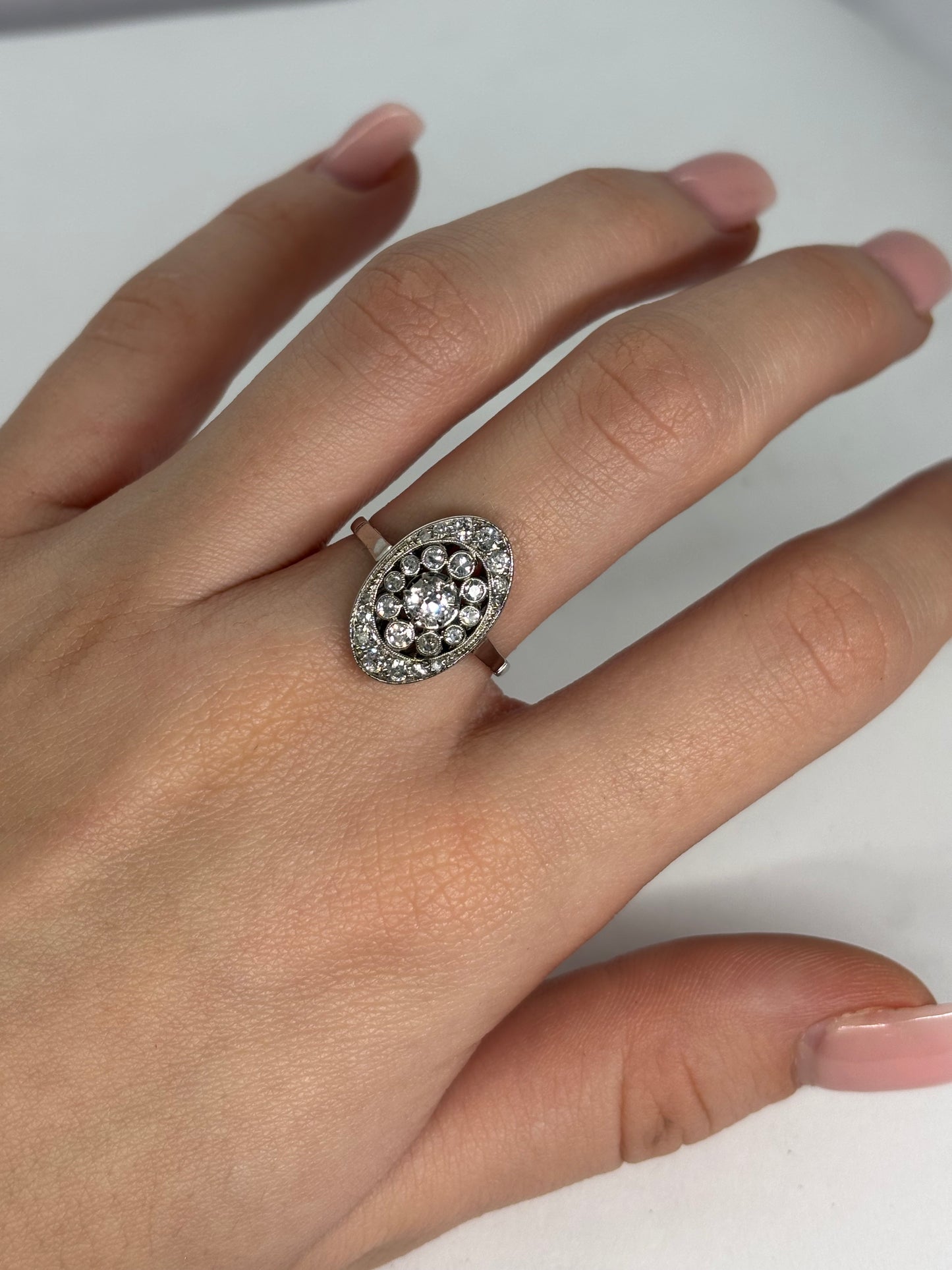 Bague ancienne en or blanc sertie de diamants totalisant 0,50 carat. Bijou vintage élégant au style intemporel, mettant en valeur l’éclat naturel des pierres et le raffinement du travail ancien. Idéale comme bague de caractère, bague de fiançailles ou cadeau précieux, elle séduit par son charme authentique, sa finesse et son allure joaillière classique et durable.