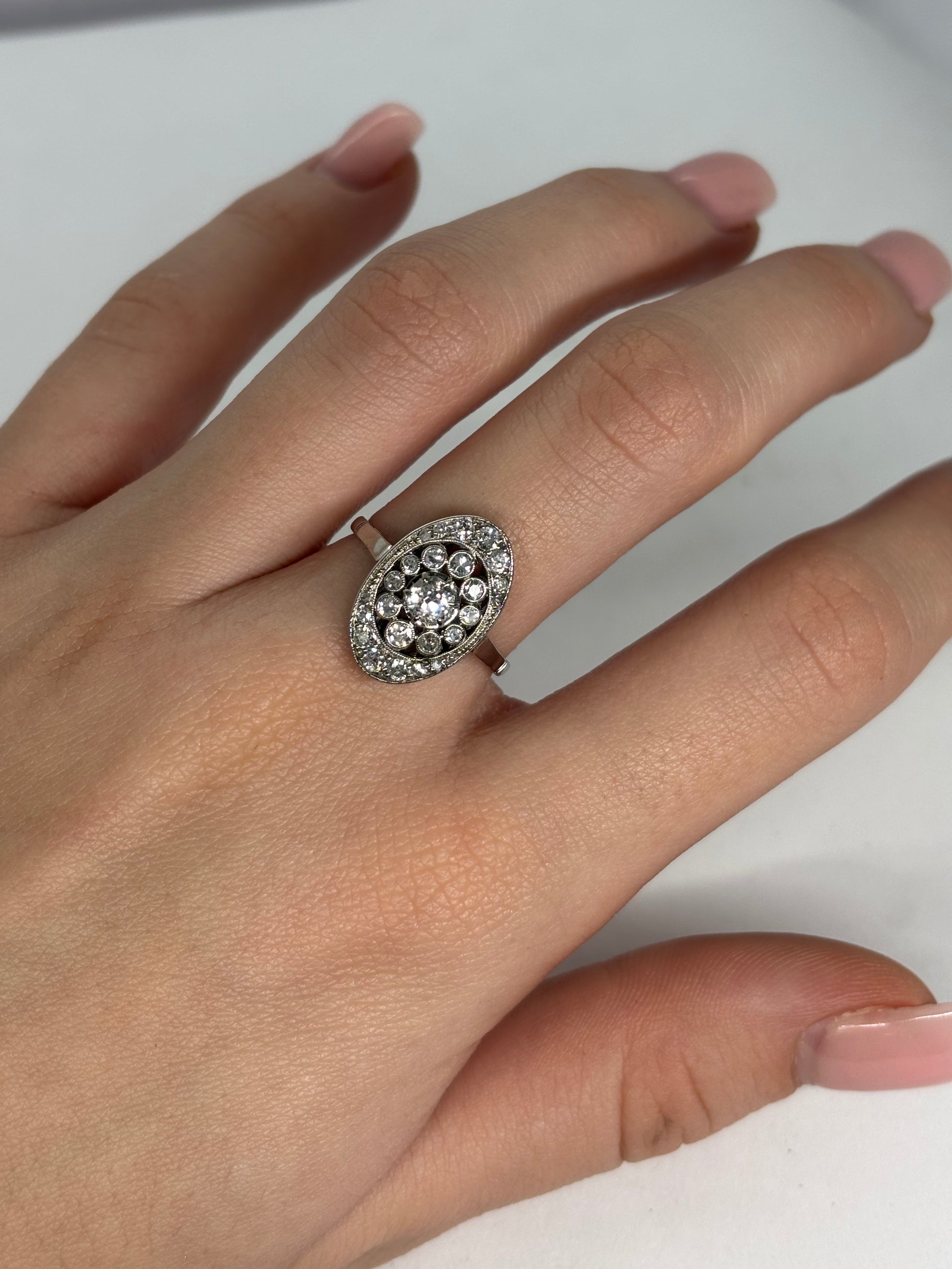 Bague ancienne en or blanc sertie de diamants totalisant 0,50 carat. Bijou vintage élégant au style intemporel, mettant en valeur l’éclat naturel des pierres et le raffinement du travail ancien. Idéale comme bague de caractère, bague de fiançailles ou cadeau précieux, elle séduit par son charme authentique, sa finesse et son allure joaillière classique et durable.