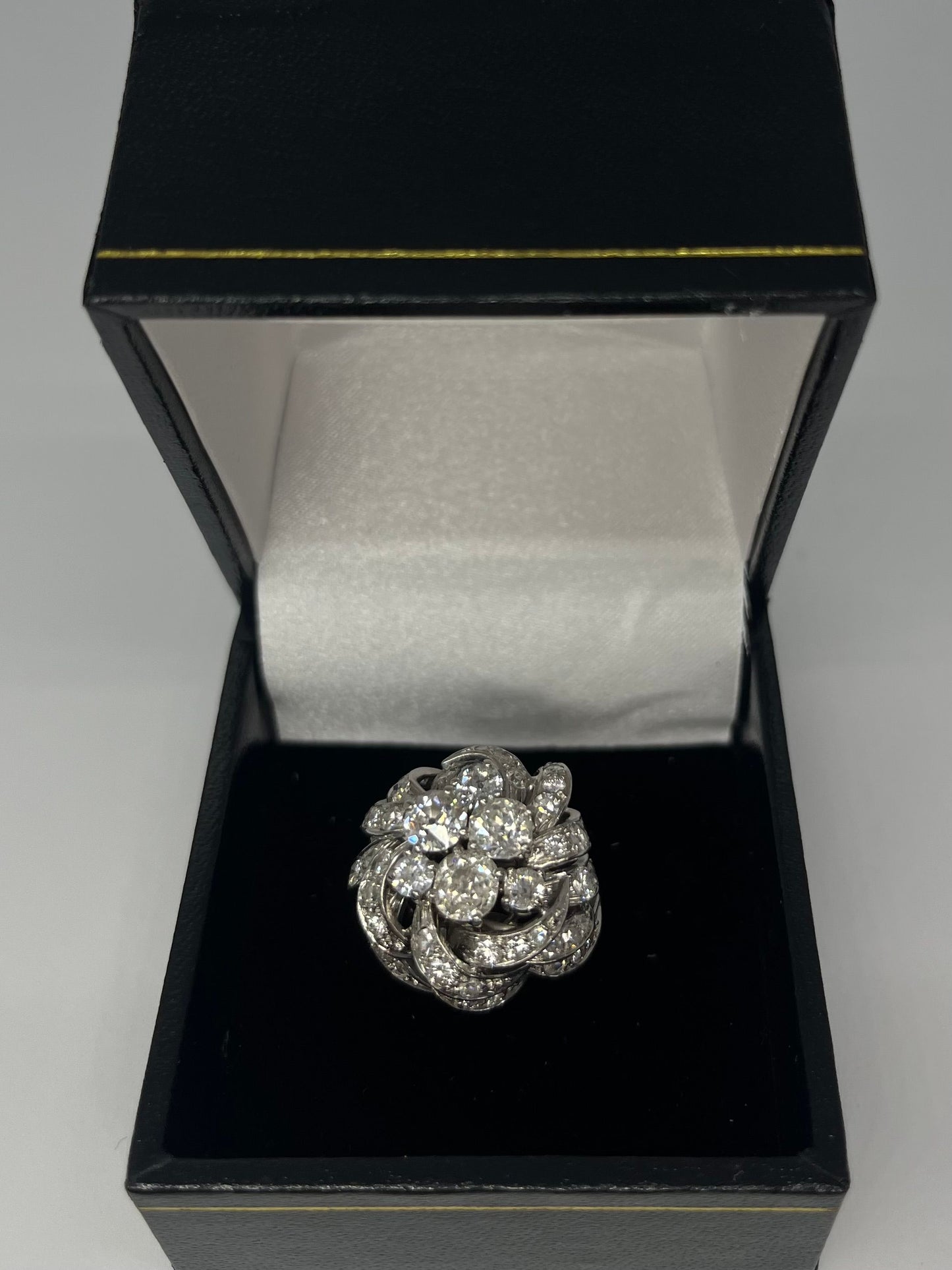 Somptueuse bague ancienne en or et platine, sublimée par 2,90 carats de diamants étincelants. Une pièce d’exception au style intemporel, mêlant le charme de l’ancien à l’éclat précieux du diamant. Bijou de caractère idéal pour une collection raffinée ou un moment inoubliable.