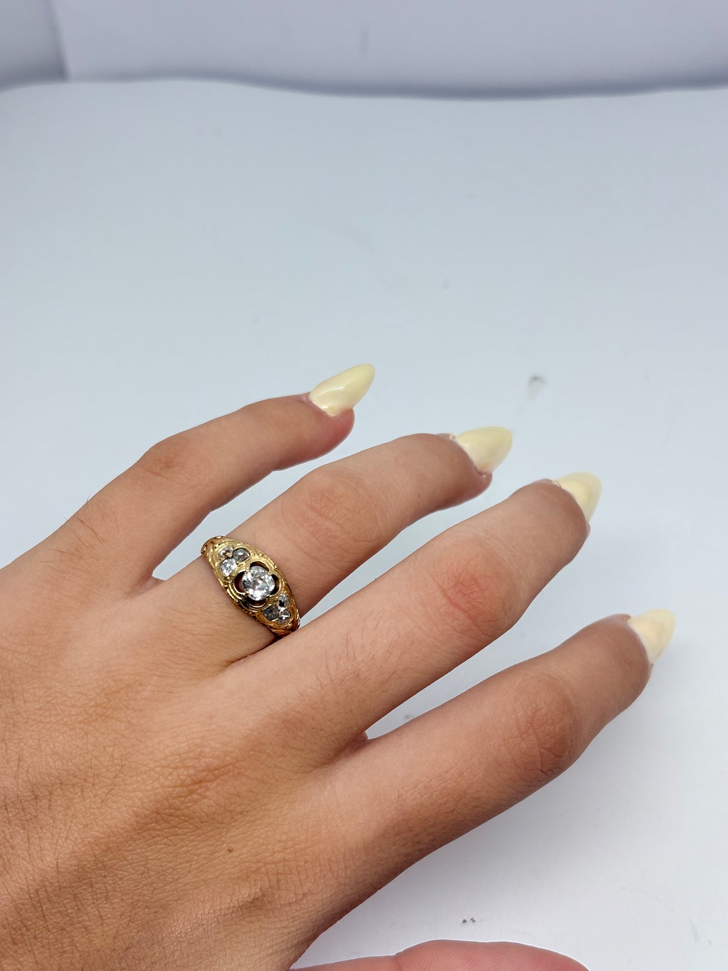 Bague ancienne en or jaune 750 millièmes (18K), ornée de diamants pour un poids total de 0,70 ct. Cette bague ancienne en or jaune séduit par son élégance intemporelle et son charme vintage. Le travail raffiné de l’or jaune 18K met en valeur les diamants délicatement sertis. Bijou ancien en or jaune et diamants, cette bague vintage constitue une pièce de joaillerie authentique, idéale pour les amateurs de bijoux anciens, de créations raffinées et de bijoux en or 18K.