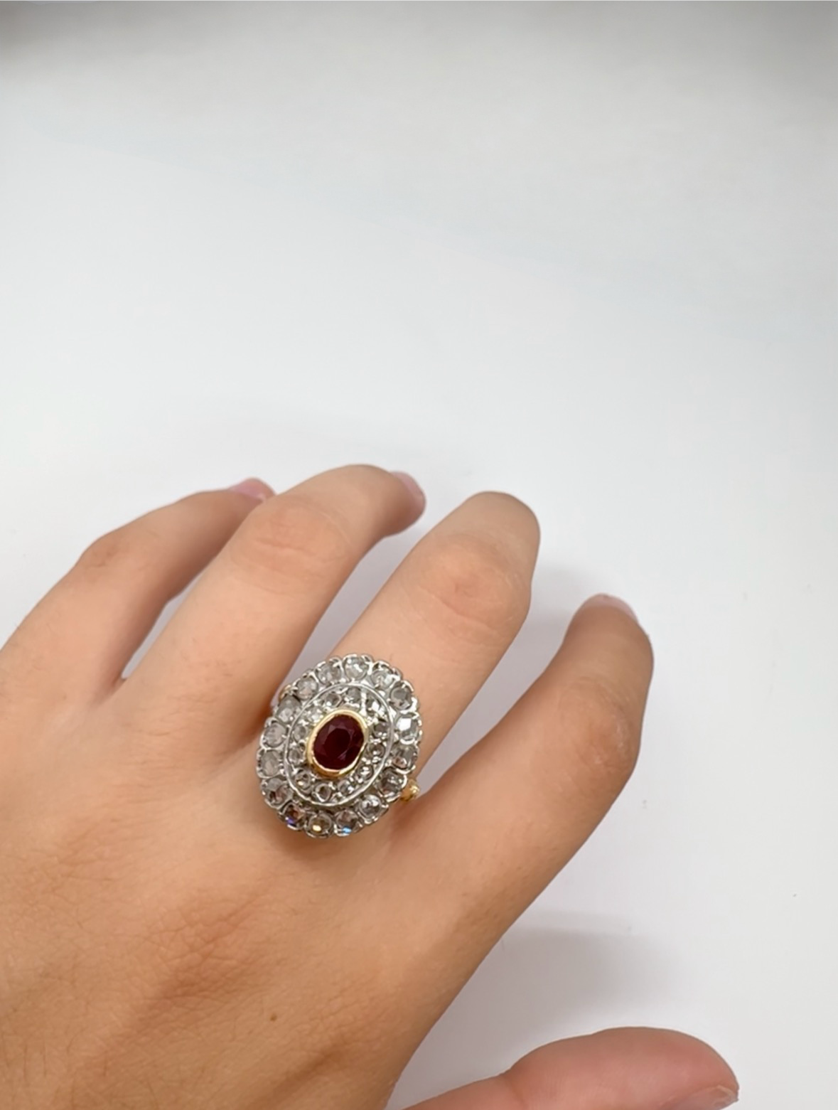 Bague ancienne en or jaune 18K (750/1000) sertie d'un rubis birman naturel d'environ 1 ct, accompagné de diamants naturels de taille rose. Cette bague vintage séduit par son élégance intemporelle, son style raffiné et la profondeur de son rubis. Elle est accompagnée d'un certificat de gemmologie Bellerophon et constitue un bijou ancien idéal pour une collection, un cadeau ou une bague de caractère alliant authenticité et savoir-faire.
