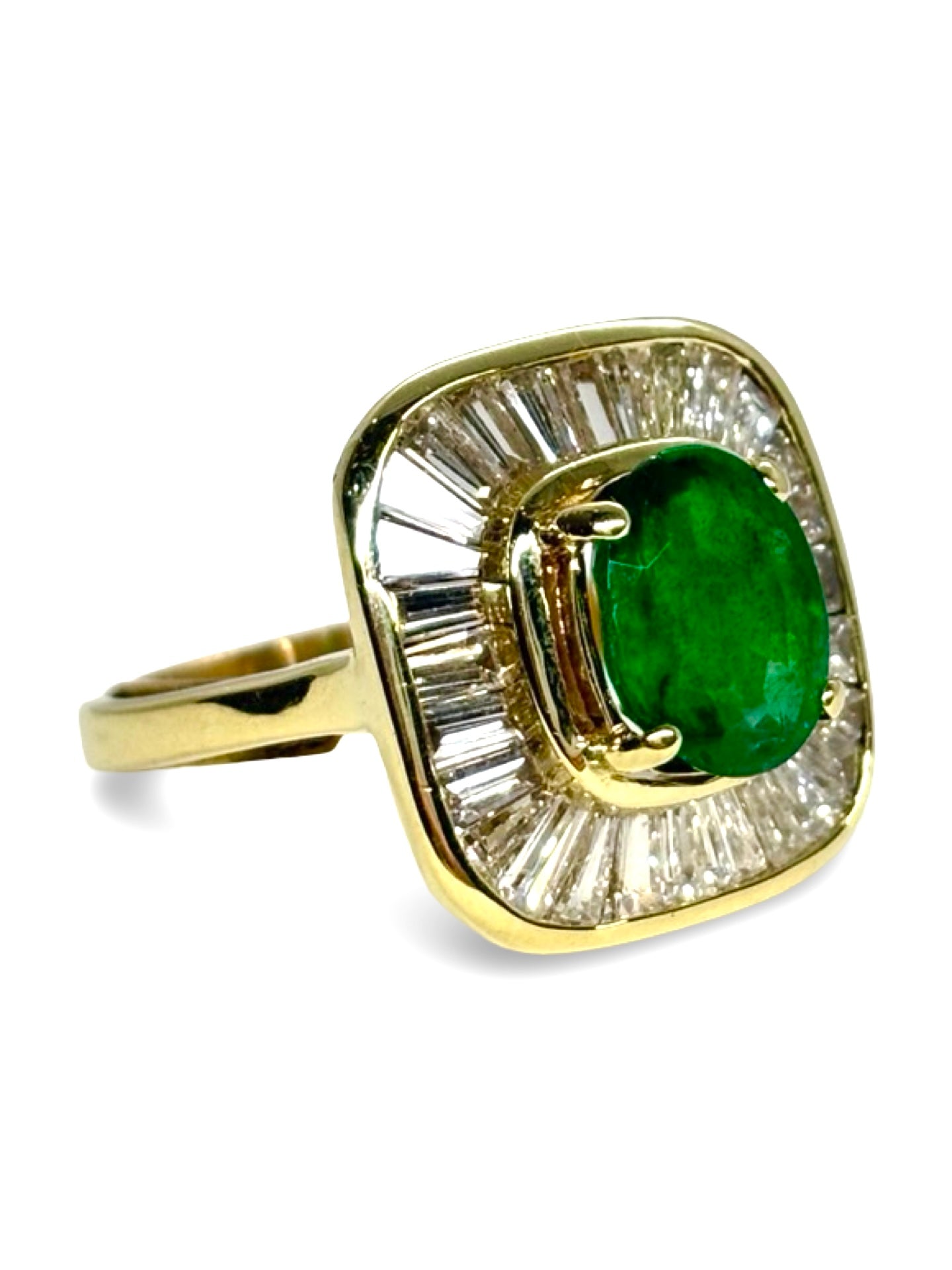 Bague ancienne en or jaune 18 carats sertie d’une émeraude de 1,5 carat et de diamants totalisant 0,80 carat. Ce bijou raffiné séduit par son style vintage, l’éclat profond de l’émeraude et la brillance délicate des diamants. Idéale pour sublimer une tenue ou enrichir une collection de joaillerie précieuse et élégante.