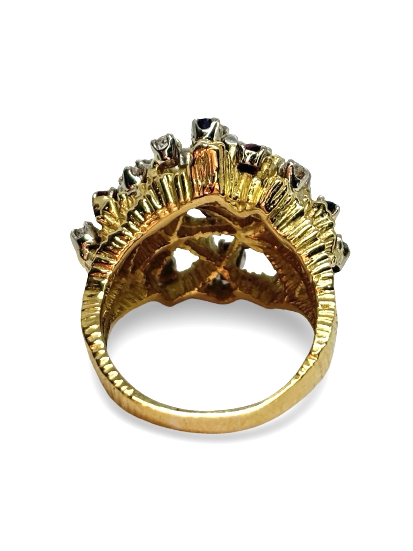 Bague ancienne en or jaune 18 carats sertie de diamants 1,40 ct, saphirs 0,20 ct et rubis 0,30 ct. Ce bijou de caractère séduit par son style vintage et son harmonie de pierres précieuses aux couleurs éclatantes. Idéale pour les amateurs de pièces uniques, elle apporte une touche d’élégance intemporelle et de raffinement à chaque tenue.
