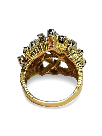 Bague ancienne en or jaune 18 carats sertie de diamants 1,40 ct, saphirs 0,20 ct et rubis 0,30 ct. Ce bijou de caractère séduit par son style vintage et son harmonie de pierres précieuses aux couleurs éclatantes. Idéale pour les amateurs de pièces uniques, elle apporte une touche d’élégance intemporelle et de raffinement à chaque tenue.
