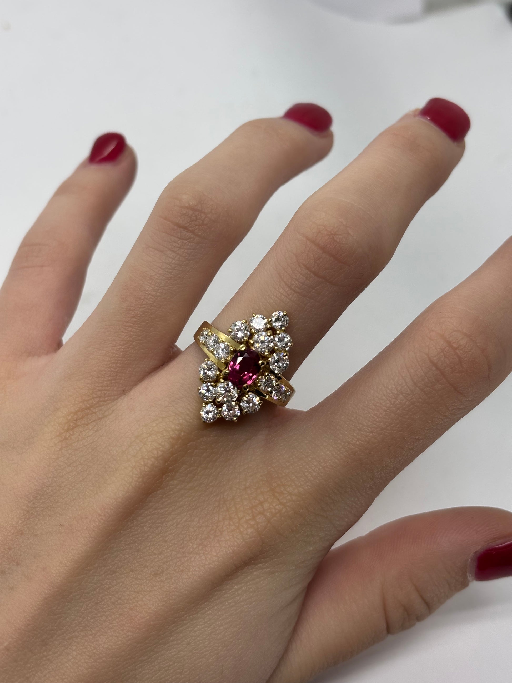 Bague ancienne en or jaune 18K ornée d’un rubis de 1 ct et de diamants totalisant 1,50 ct. Élégante et raffinée, elle séduit par le contraste entre l’intensité du rubis et l’éclat lumineux des diamants. Cette bague vintage au charme intemporel incarne le raffinement joaillier et constitue une pièce précieuse idéale pour enrichir une collection ou marquer une occasion d’exception.