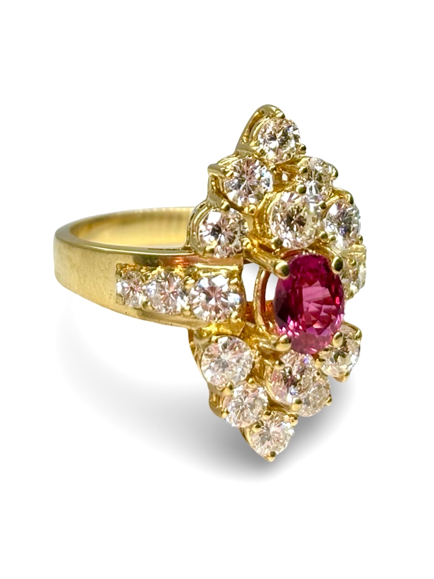 Bague ancienne en or jaune 18K ornée d’un rubis de 1 ct et de diamants totalisant 1,50 ct. Élégante et raffinée, elle séduit par le contraste entre l’intensité du rubis et l’éclat lumineux des diamants. Cette bague vintage au charme intemporel incarne le raffinement joaillier et constitue une pièce précieuse idéale pour enrichir une collection ou marquer une occasion d’exception.