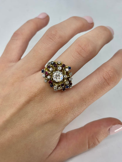 Bague ancienne en or jaune 18 carats sertie de diamants 1,40 ct, saphirs 0,20 ct et rubis 0,30 ct. Ce bijou de caractère séduit par son style vintage et son harmonie de pierres précieuses aux couleurs éclatantes. Idéale pour les amateurs de pièces uniques, elle apporte une touche d’élégance intemporelle et de raffinement à chaque tenue.
