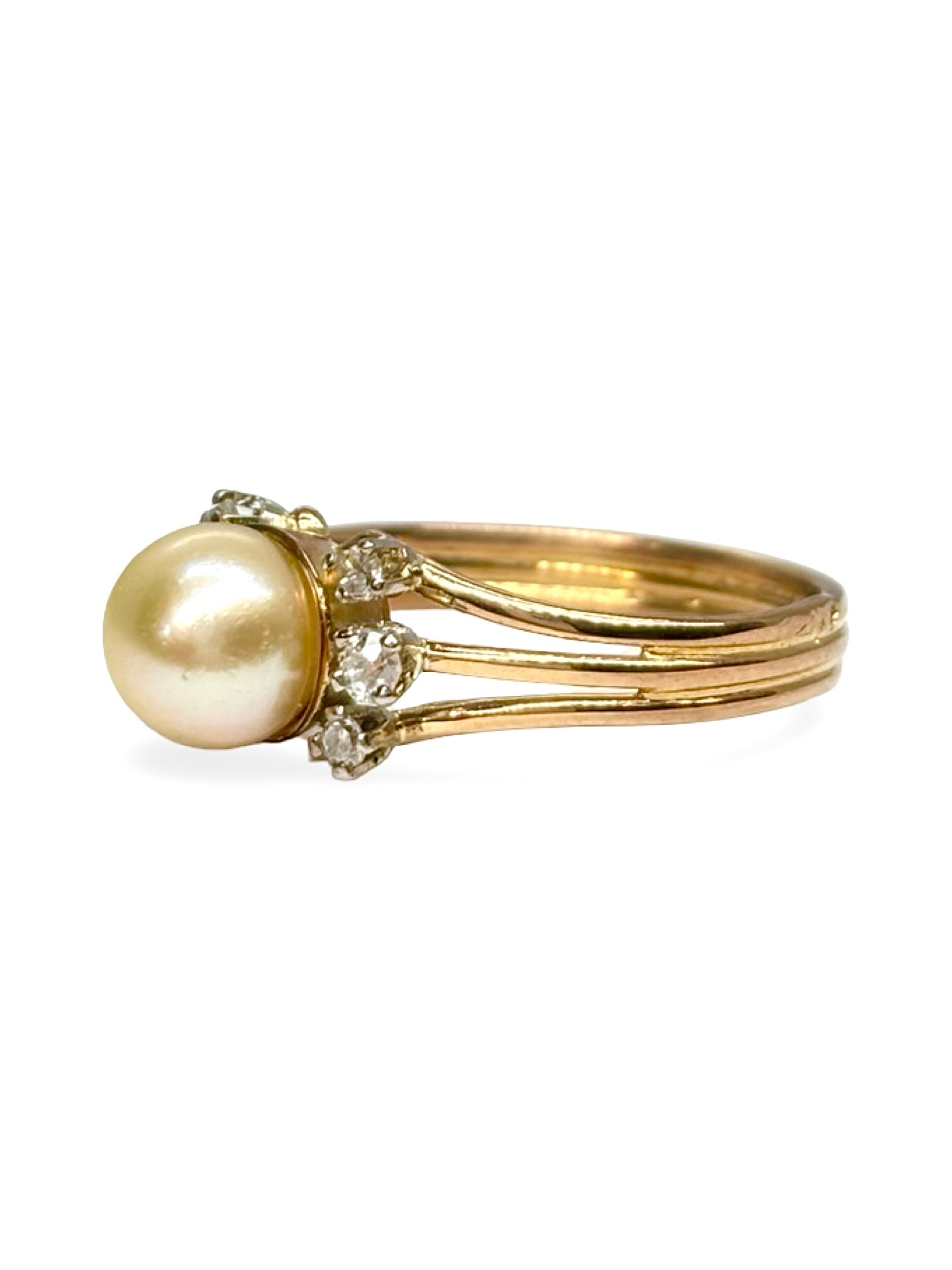 Bague ancienne en or jaune 18 carats mettant en valeur une élégante perle entourée de diamants totalisant 0,15 carat. Ce bijou de style vintage séduit par son raffinement intemporel, son éclat délicat et ses finitions soignées. Une bague ancienne idéale pour les amateurs de joaillerie de caractère, alliant la douceur de la perle à la brillance des diamants.
