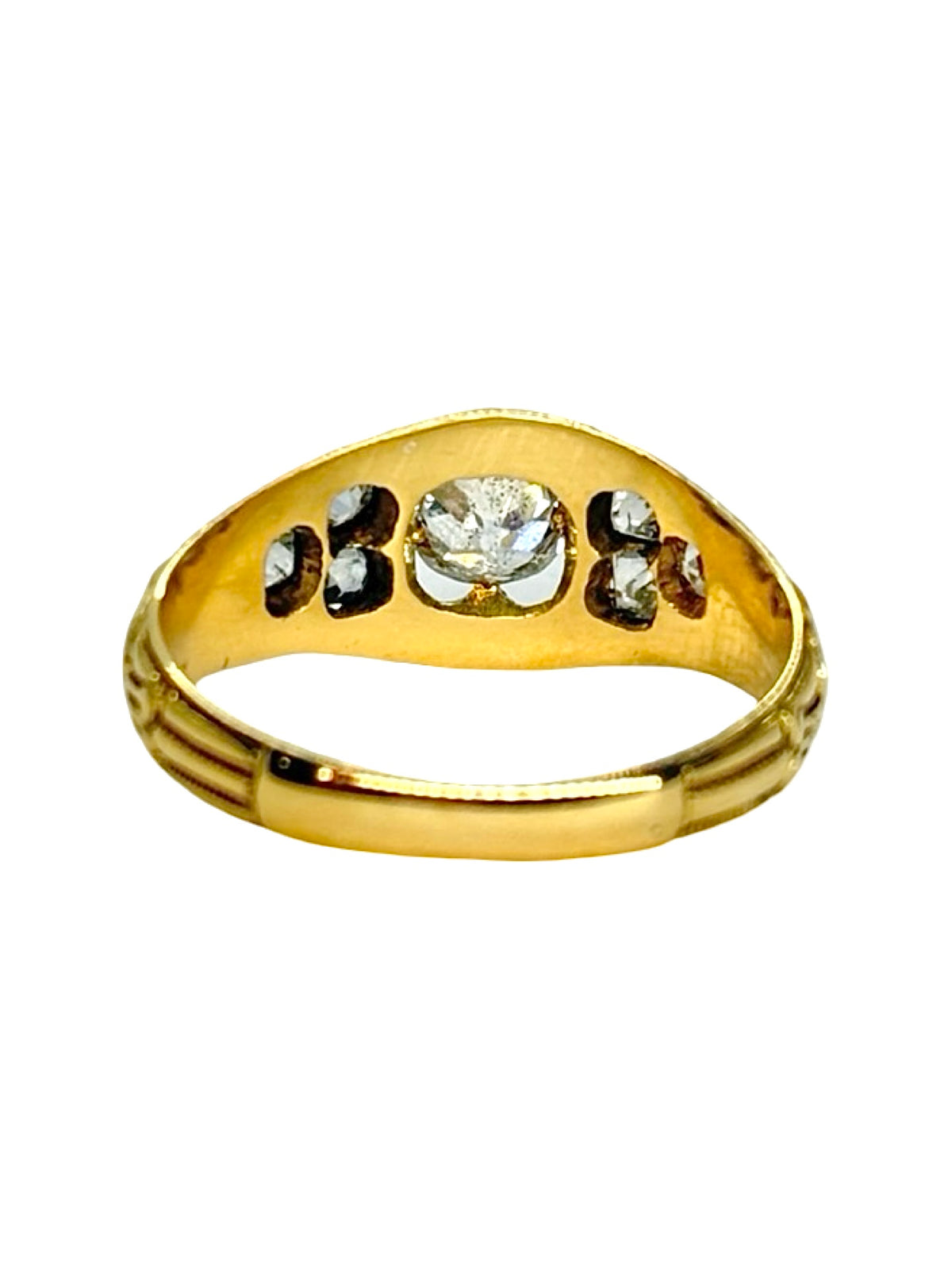 Bague ancienne en or jaune 750 millièmes (18K), ornée de diamants pour un poids total de 0,70 ct. Cette bague ancienne en or jaune séduit par son élégance intemporelle et son charme vintage. Le travail raffiné de l’or jaune 18K met en valeur les diamants délicatement sertis. Bijou ancien en or jaune et diamants, cette bague vintage constitue une pièce de joaillerie authentique, idéale pour les amateurs de bijoux anciens, de créations raffinées et de bijoux en or 18K.