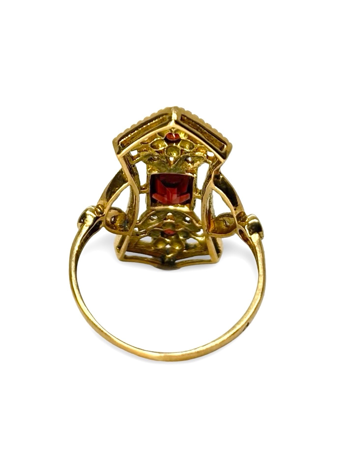 Redécouvrez l’élégance intemporelle avec cette bague ancienne en or jaune, sublimée par de magnifiques grenats et des diamants scintillants. Un bijou au charme rétro qui allie raffinement et authenticité, idéal pour les passionnés de joaillerie vintage et les amateurs de pièces uniques et précieuses.