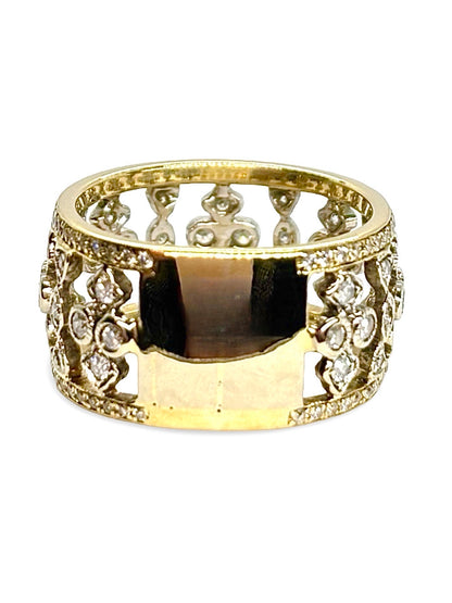 Bague ancienne en or jaune sertie de diamants totalisant 1,30 carat, alliant charme vintage et élégance intemporelle. Son design raffiné met en valeur la brillance des diamants et l’éclat chaleureux de l’or jaune, idéal pour un bijou de prestige, une collection ou une occasion spéciale. Une pièce unique au style authentique.
