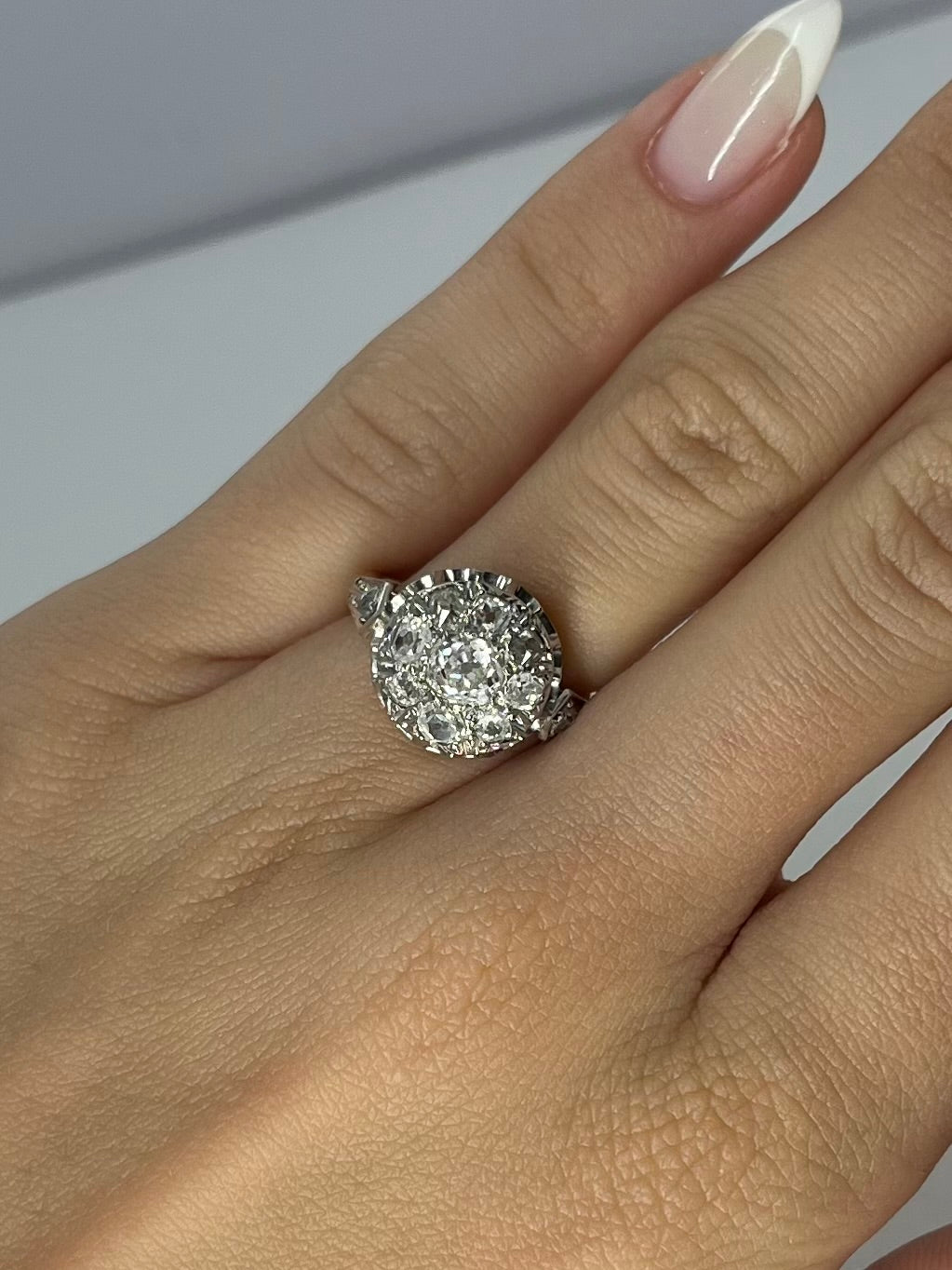 Bague vintage en or jaune et platine, sertie de diamants d’un poids total de 1,1 carat. Ce bijou raffiné allie l’élégance du style ancien à l’éclat des pierres précieuses. Idéal pour sublimer une main avec distinction, ce modèle incarne le charme intemporel et le savoir-faire joaillier.