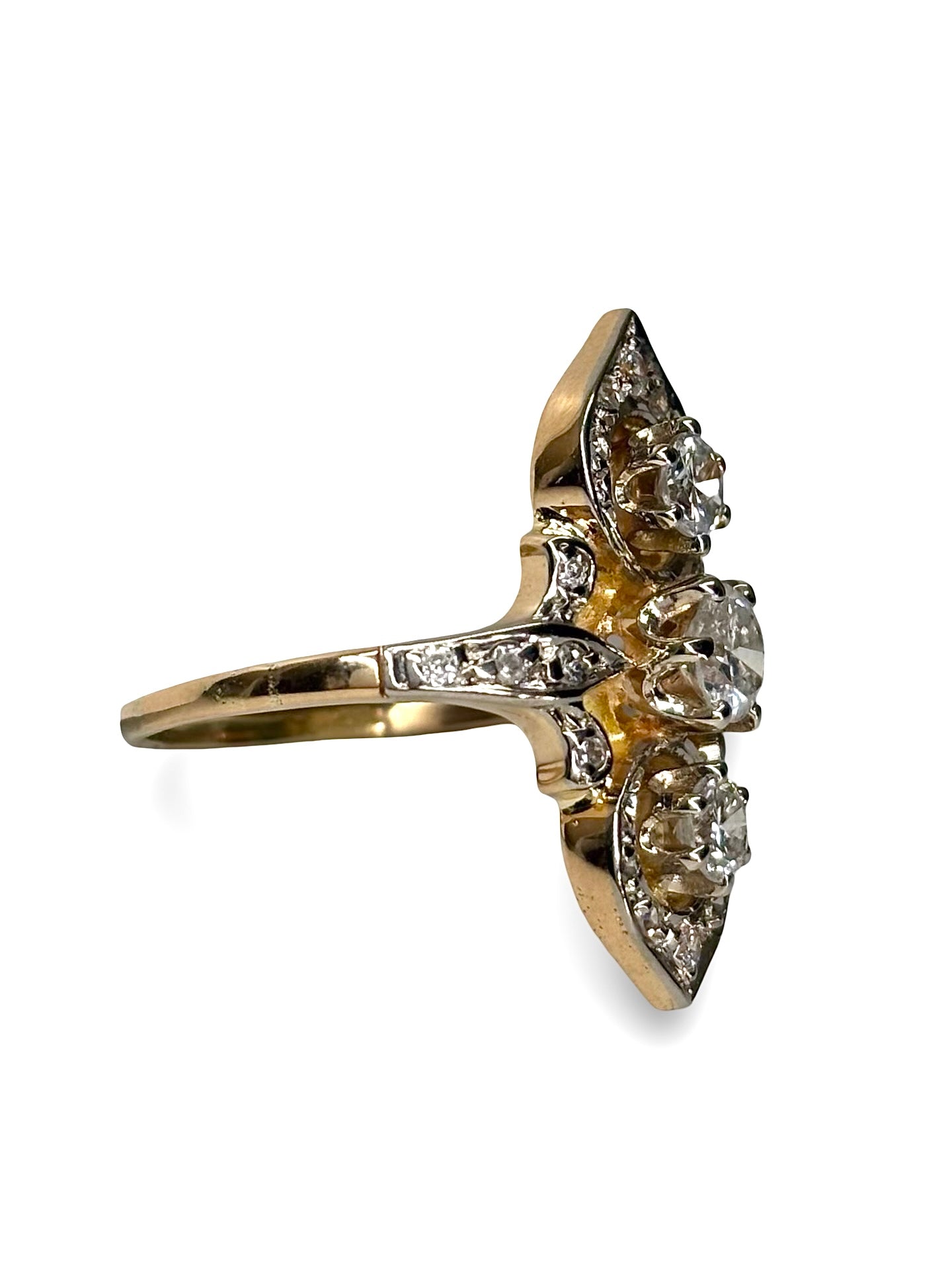 Sublimez votre style avec cette bague ancienne en or jaune sertie de 0,70 ct de diamants. Ce bijou vintage allie charme d’antan et élégance intemporelle, offrant un éclat raffiné qui illumine chaque tenue. Parfaite pour une occasion spéciale ou pour enrichir votre collection, elle incarne l’art joaillier et le prestige du passé.