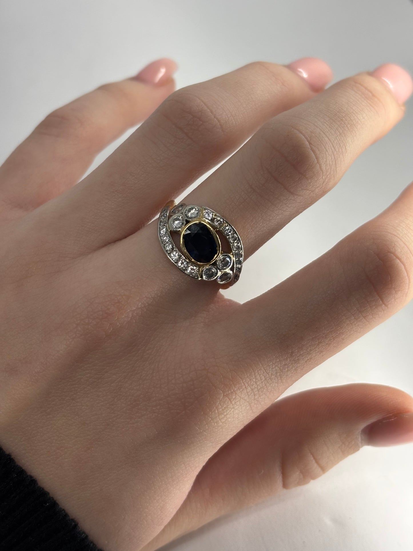 Bague ancienne en or jaune 18 carats ornée d’un saphir de 1 carat et de diamants totalisant 0,30 carat. Son design vintage met en valeur l’éclat profond du saphir et la brillance subtile des diamants. Élégante et intemporelle, cette bague d’époque séduit les amateurs de bijoux anciens et de pièces uniques au charme raffiné et authentique.