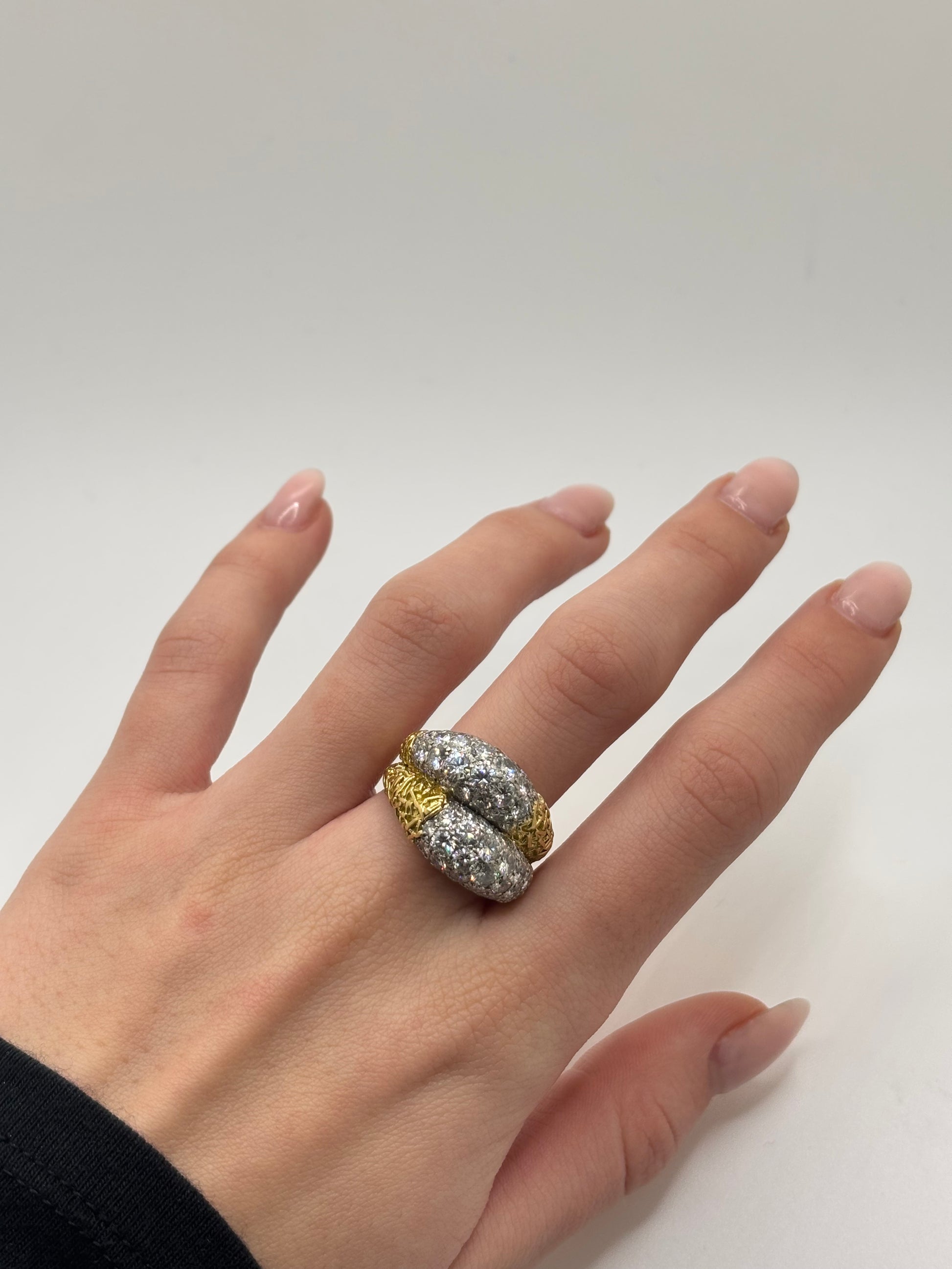 Bague ancienne en or jaune sertie de diamants, au design intemporel et raffiné. Ce bijou vintage se distingue par son élégance classique et la brillance de ses pierres précieuses soigneusement serties. Une bague de caractère, idéale pour les amateurs de joaillerie ancienne, de bijoux authentiques et de pièces uniques au charme historique.