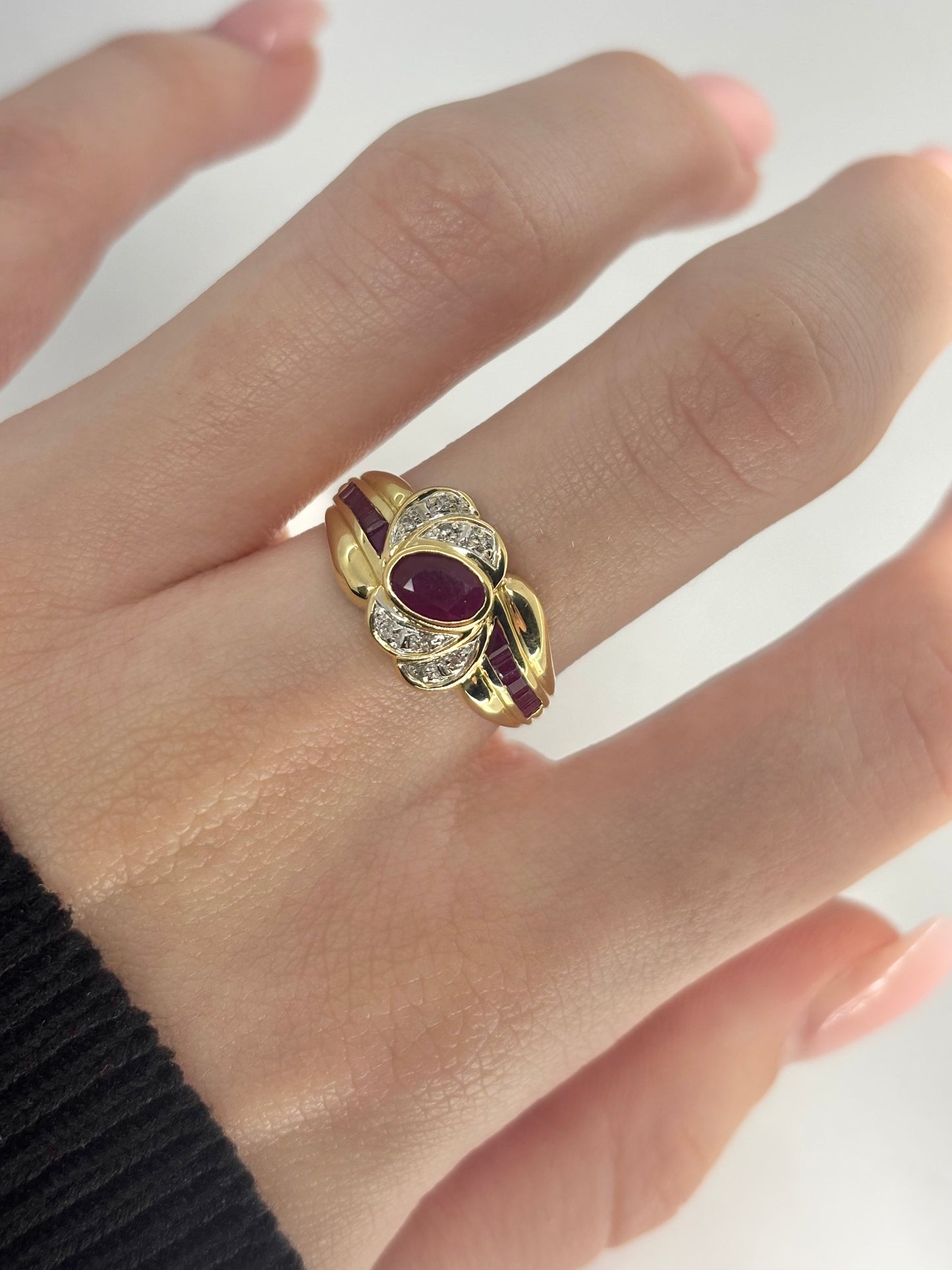 Bague ancienne en or jaune 18 carats ornée de saphirs totalisant 1 carat et de diamants pour un poids total de 0,08 carat. Son design d’inspiration vintage met en valeur l’intensité du bleu profond des saphirs, sublimée par l’éclat délicat des diamants. Élégante et intemporelle, cette bague de caractère séduira les amateurs de bijoux anciens et de pièces uniques chargées d’histoire.