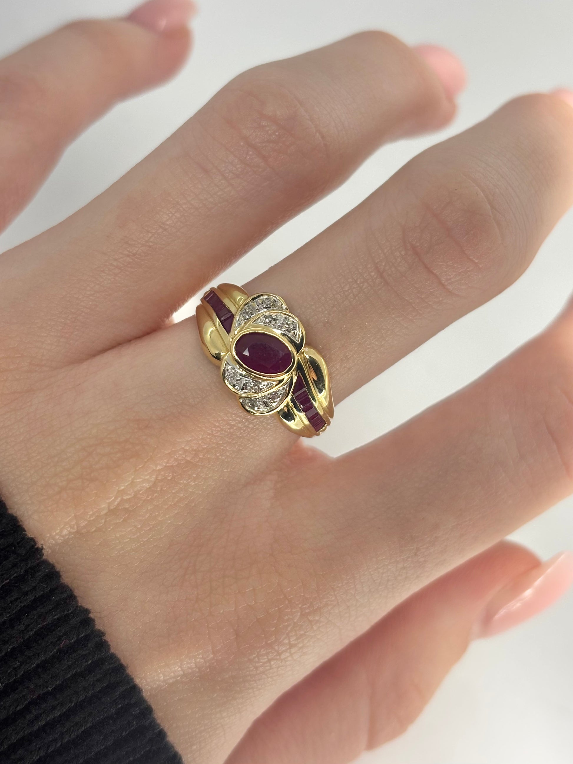 Bague ancienne en or jaune 18 carats ornée de saphirs totalisant 1 carat et de diamants pour un poids total de 0,08 carat. Son design d’inspiration vintage met en valeur l’intensité du bleu profond des saphirs, sublimée par l’éclat délicat des diamants. Élégante et intemporelle, cette bague de caractère séduira les amateurs de bijoux anciens et de pièces uniques chargées d’histoire.