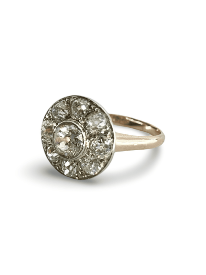 Découvrez cette somptueuse bague ancienne en or rose 18 carats, sublimée par 2,36 carats de diamants étincelants. Ce bijou raffiné allie le charme du vintage à la noblesse des matériaux précieux, offrant un éclat intemporel. Idéale pour une occasion spéciale ou pour enrichir une collection de bijoux d’exception, cette bague unique séduit par son design élégant et son savoir-faire artisanal.
