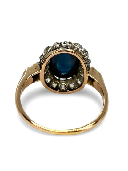 Bague ancienne en or rose sertie d’un superbe saphir cabochon de 3,5 carats, entouré de diamants pour un total de 0,60 carat. Ce bijou vintage allie élégance et raffinement, symbole d’un savoir-faire joaillier d’exception. Une pièce unique qui séduit par l’éclat doux de l’or rose et la profondeur bleue du saphir naturel.