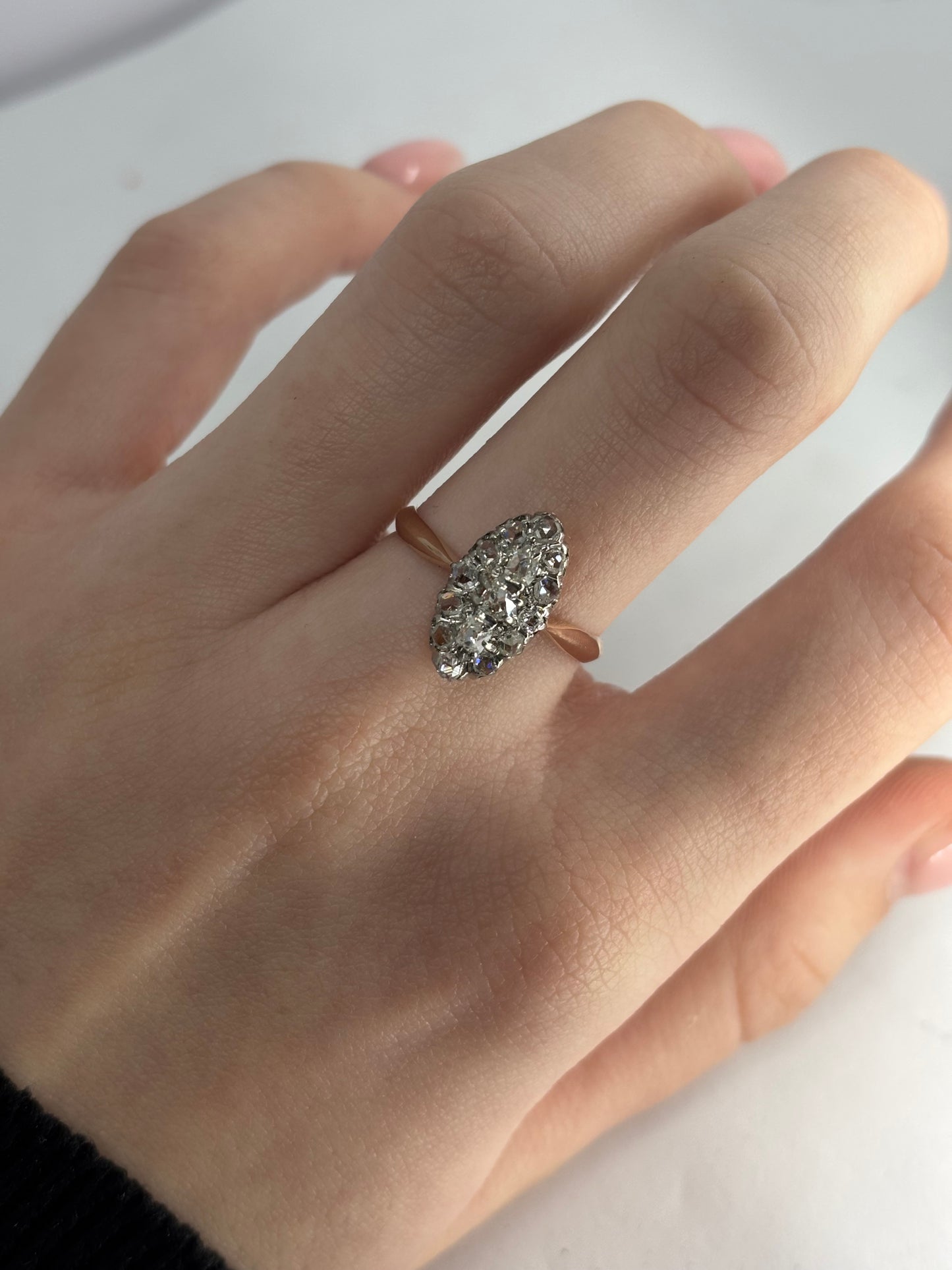 Bague ancienne en or rose 18 carats sertie de diamants totalisant 0,50 carat. Son design vintage met en valeur l’éclat raffiné des pierres et la chaleur délicate de l’or rose. Élégante et intemporelle, cette bague d’époque séduit par son charme authentique et son style unique, idéale pour les amateurs de bijoux anciens et de pièces précieuses chargées d’histoire.