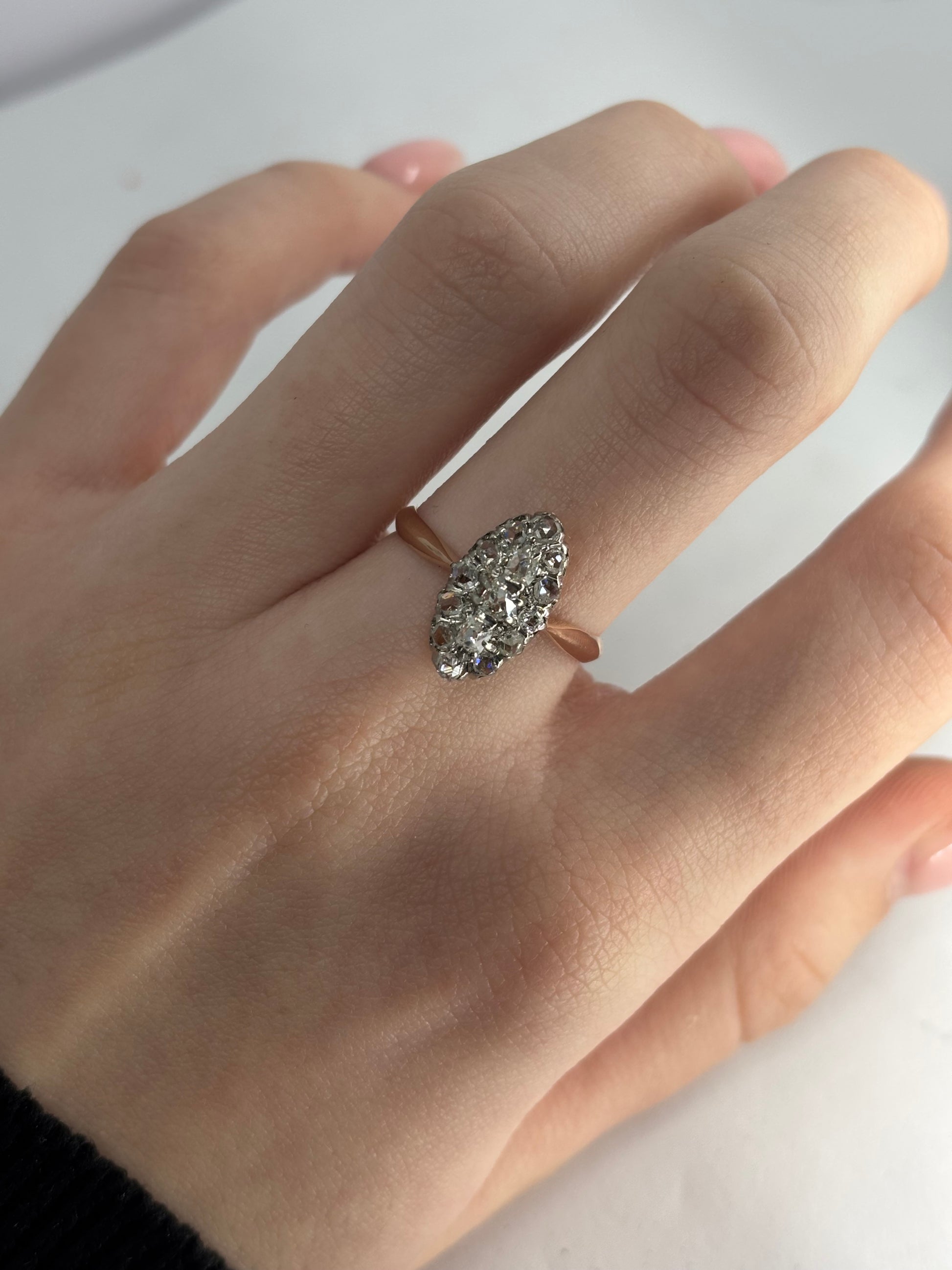 Bague ancienne en or rose 18 carats sertie de diamants totalisant 0,50 carat. Son design vintage met en valeur l’éclat raffiné des pierres et la chaleur délicate de l’or rose. Élégante et intemporelle, cette bague d’époque séduit par son charme authentique et son style unique, idéale pour les amateurs de bijoux anciens et de pièces précieuses chargées d’histoire.