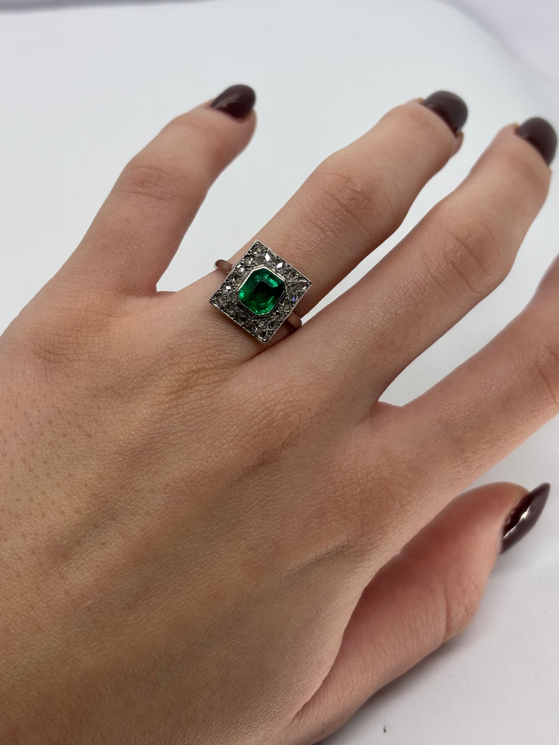 Bague ancienne en platine ornée d’une émeraude naturelle de 1,20 carat, accompagnée de diamants pour un total de 0,30 carat. Bijou ancien raffiné au style vintage, mettant en valeur une pierre verte intense et un sertissage élégant. Idéale pour les amateurs de joaillerie ancienne, de bagues en platine et de pierres précieuses authentiques.