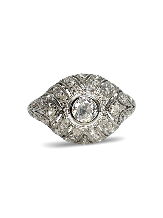 Bague ancienne en or blanc 18K sertie de diamants totalisant 0,75 carat. Ce bijou raffiné allie élégance intemporelle et savoir-faire joaillier. Son design classique met en valeur l’éclat des diamants, offrant une pièce unique, idéale pour une demande en mariage, une occasion spéciale ou pour enrichir une collection de joaillerie vintage.