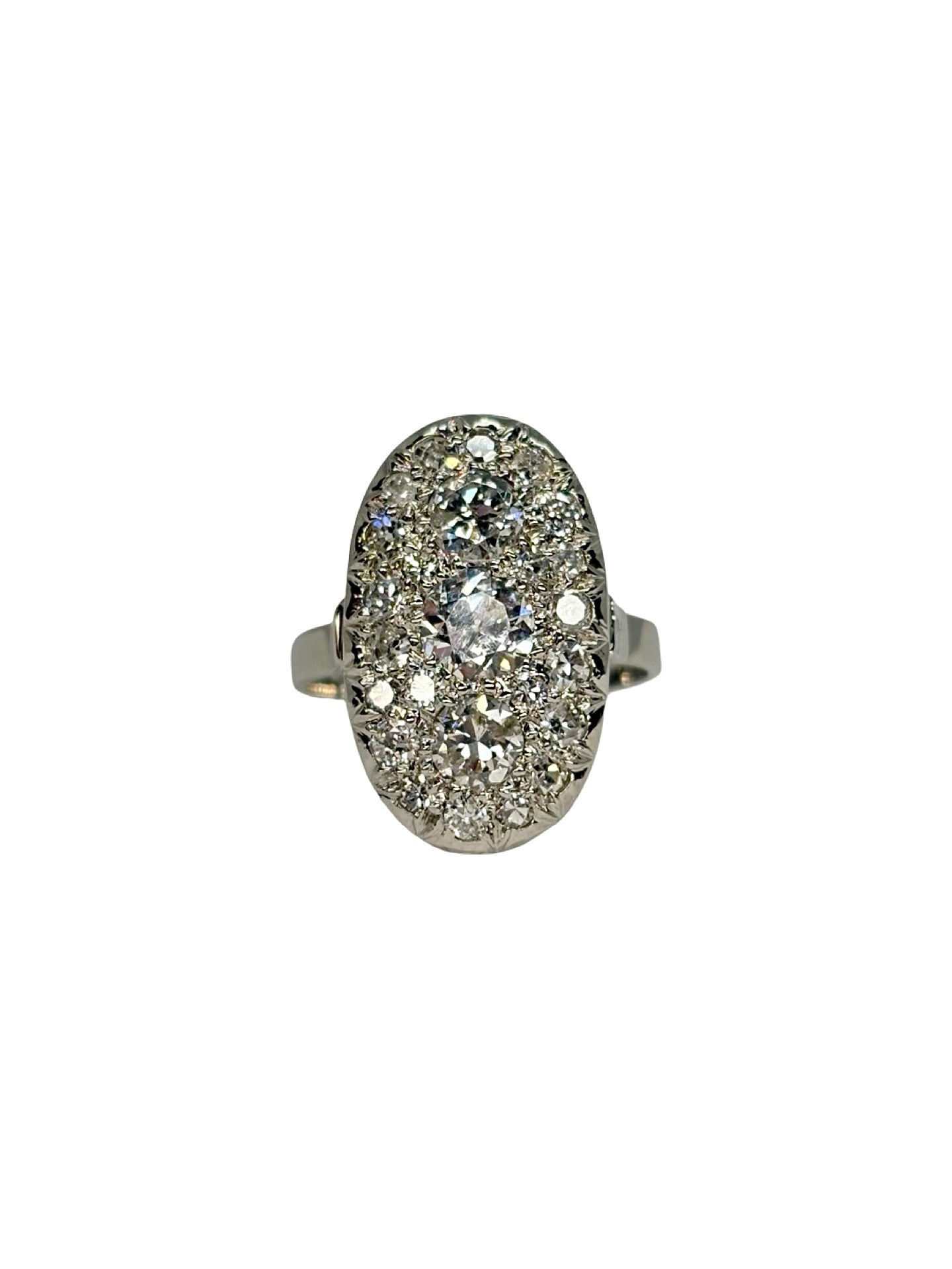 Superbe bague ancienne en or blanc 18K (750/1000) ornée de précieux diamants pour un poids total de 1,40 carat. Ce bijou vintage d'exception se distingue par son travail d'orfèvrerie raffiné et la pureté de son or blanc, offrant un éclat intemporel et élégant. En très bon état, cette bague de caractère associe le charme du style ancien à une brillance remarquable. Une pièce de haute joaillerie idéale pour enrichir une collection ou célébrer une occasion spéciale.