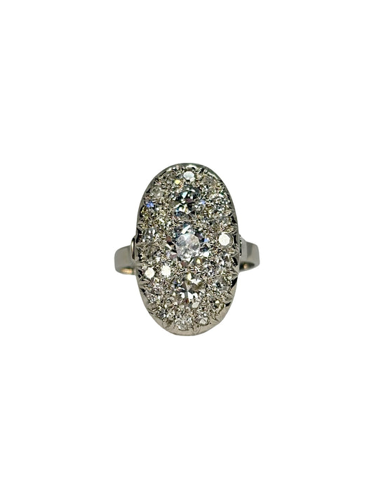 Superbe bague ancienne en or blanc 18K (750/1000) ornée de précieux diamants pour un poids total de 1,40 carat. Ce bijou vintage d'exception se distingue par son travail d'orfèvrerie raffiné et la pureté de son or blanc, offrant un éclat intemporel et élégant. En très bon état, cette bague de caractère associe le charme du style ancien à une brillance remarquable. Une pièce de haute joaillerie idéale pour enrichir une collection ou célébrer une occasion spéciale.