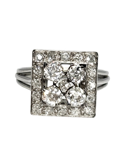 Bague ancienne en or blanc 18 carats sertie de diamants pour un poids total d’environ 1 carat. Ce bijou raffiné au charme vintage séduit par son éclat intemporel et son élégance délicate. Idéale pour une bague de fiançailles ancienne ou un bijou de collection, elle allie authenticité, prestige et sophistication dans un style classique et lumineux.