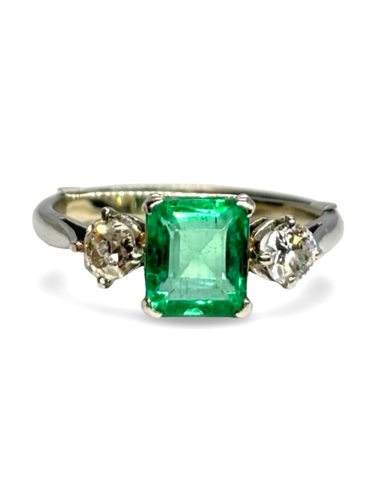 Bague ancienne en or blanc 18 carats ornée d’une émeraude de 0,80 carat et de diamants totalisant 0,30 carat. Ce bijou de style vintage séduit par son charme intemporel, l’intensité du vert de l’émeraude et l’éclat délicat des diamants. Élégante et raffinée, cette bague ancienne incarne le caractère, la féminité et le prestige d’une joaillerie de tradition.