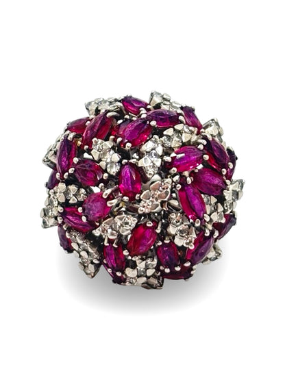 Bague ancienne en or blanc sertie de diamants totalisant 0,35 carat et de rubis. Ce bijou vintage séduit par son élégance intemporelle et l’harmonie entre l’éclat des diamants et la profondeur du rubis. Une bague de caractère, idéale pour les amateurs de joaillerie ancienne, de pierres précieuses et de pièces uniques au charme authentique.