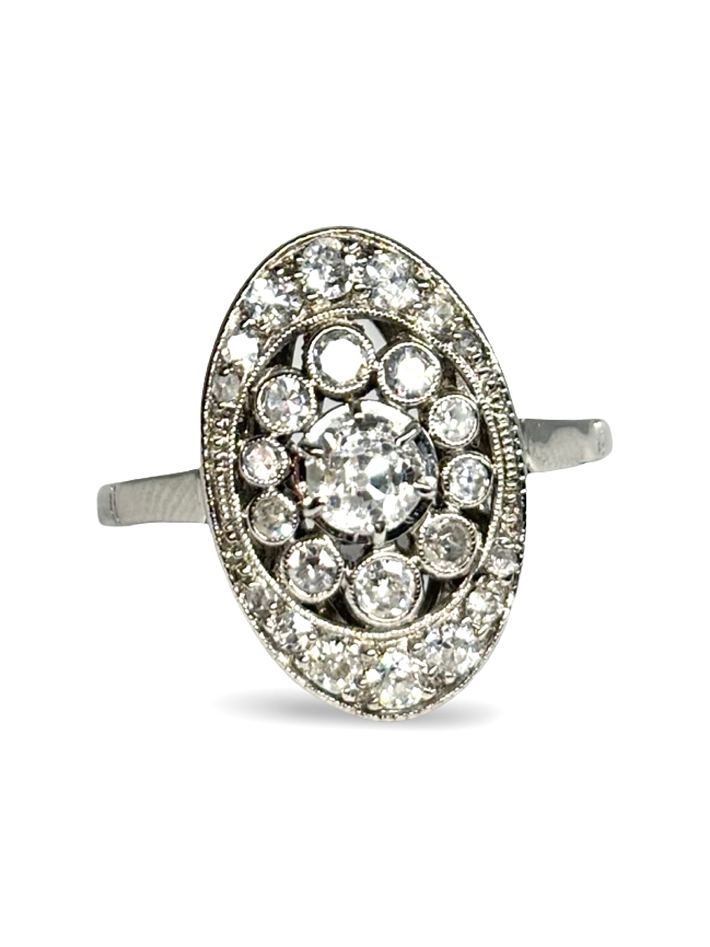 Bague ancienne en or blanc sertie de diamants totalisant 0,50 carat. Bijou vintage élégant au style intemporel, mettant en valeur l’éclat naturel des pierres et le raffinement du travail ancien. Idéale comme bague de caractère, bague de fiançailles ou cadeau précieux, elle séduit par son charme authentique, sa finesse et son allure joaillière classique et durable.