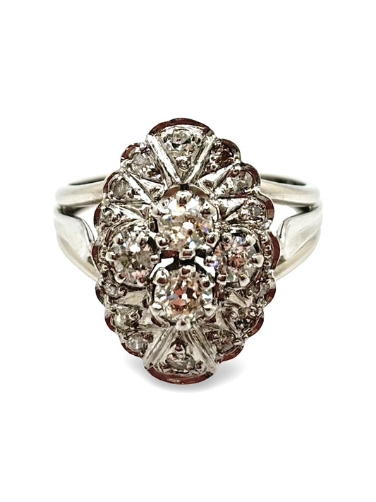 Bague ancienne en or blanc sertie de diamants pour un total de 0,90 carat. Ce bijou de style vintage séduit par son design authentique et son sertissage délicat mettant en valeur l’éclat des diamants. Élégante et intemporelle, cette bague ancienne en or blanc est idéale pour les amateurs de joaillerie de caractère, de pièces uniques et de bijoux au charme historique.