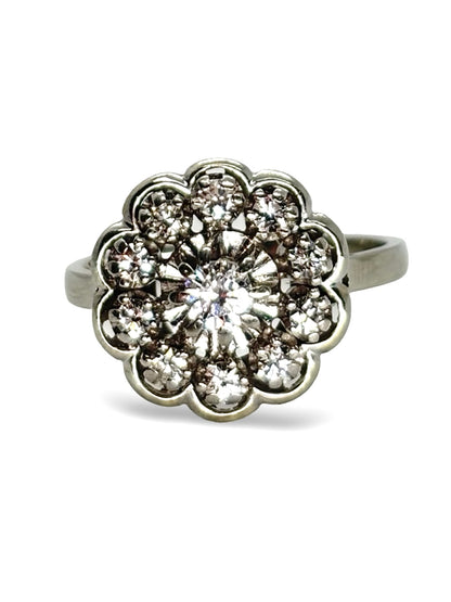 Élégante bague ancienne en or blanc et platine sertie de diamants totalisant 0,85 carat. Son design raffiné évoque le charme intemporel des bijoux d’époque. Alliance parfaite entre brillance et authenticité, cette création met en valeur l’éclat naturel des diamants pour un style vintage et sophistiqué.