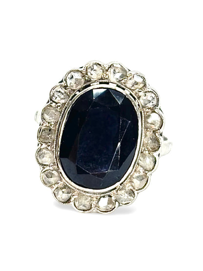 Bague ancienne en or blanc 18 carats sertie d’un saphir naturel de 5 carats, accompagné de diamants pour un poids total de 0,60 carat. Bijou de style vintage au charme intemporel, mettant en valeur l’intensité du saphir et l’éclat des diamants grâce à un sertissage raffiné. Pièce élégante et précieuse, idéale pour les amateurs de joaillerie ancienne et de bijoux de caractère.