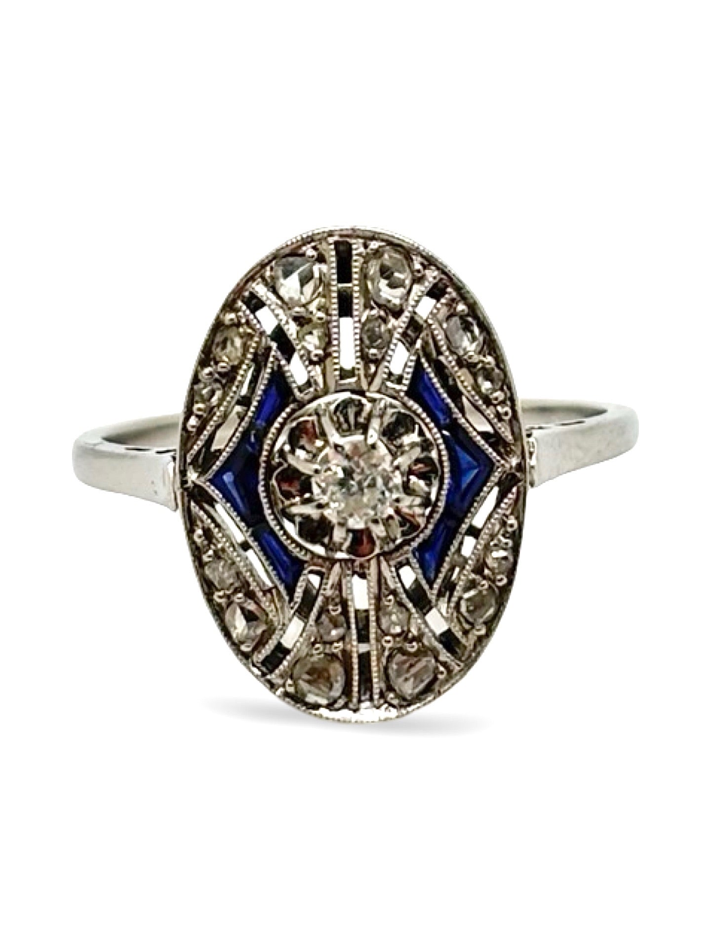 Bague ancienne en or blanc sertie de saphirs bleus et de diamants totalisant 0,25 carat. Bijou vintage au charme intemporel, inspiré des styles anciens, mettant en valeur le contraste entre l’éclat des diamants et la profondeur des saphirs. Idéale pour collection, cadeau ou bague de caractère, elle incarne l’élégance, le raffinement et l’authenticité de la joaillerie ancienne.