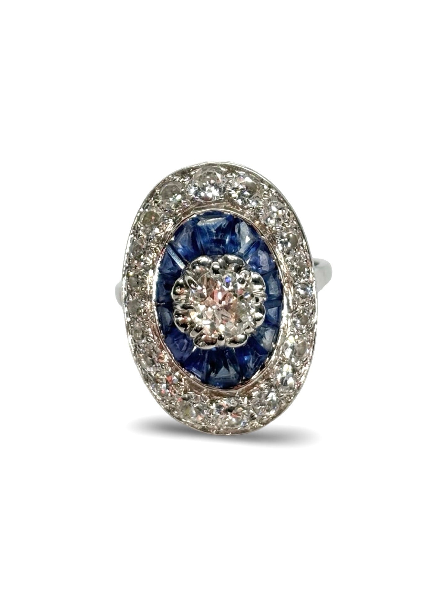 Bague ancienne en or blanc ornée de saphirs et de diamants totalisant 1,6 carat. Ce bijou raffiné allie l’élégance intemporelle de l’or blanc à l’éclat des diamants et la profondeur du bleu des saphirs. Parfaite pour une occasion spéciale ou pour compléter une collection de joaillerie vintage, elle incarne luxe et authenticité.